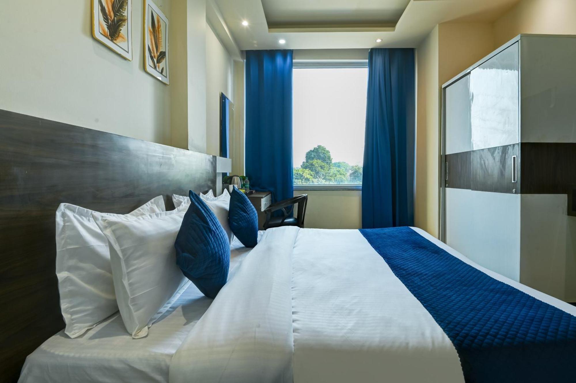 Nexhub - Unitech Cyber Park Hotel 3*