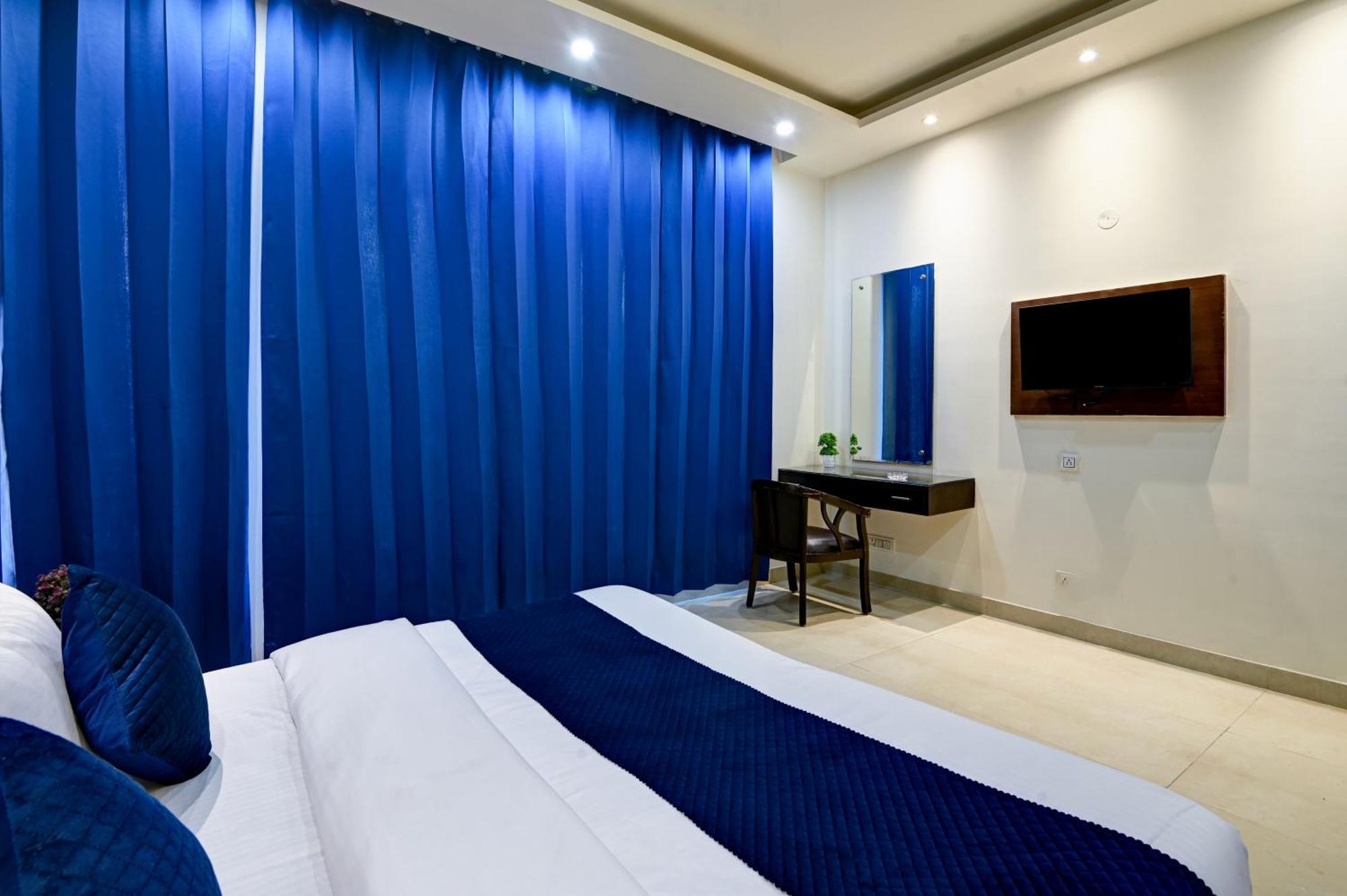 Nexhub - Unitech Cyber Park Hotel 3*