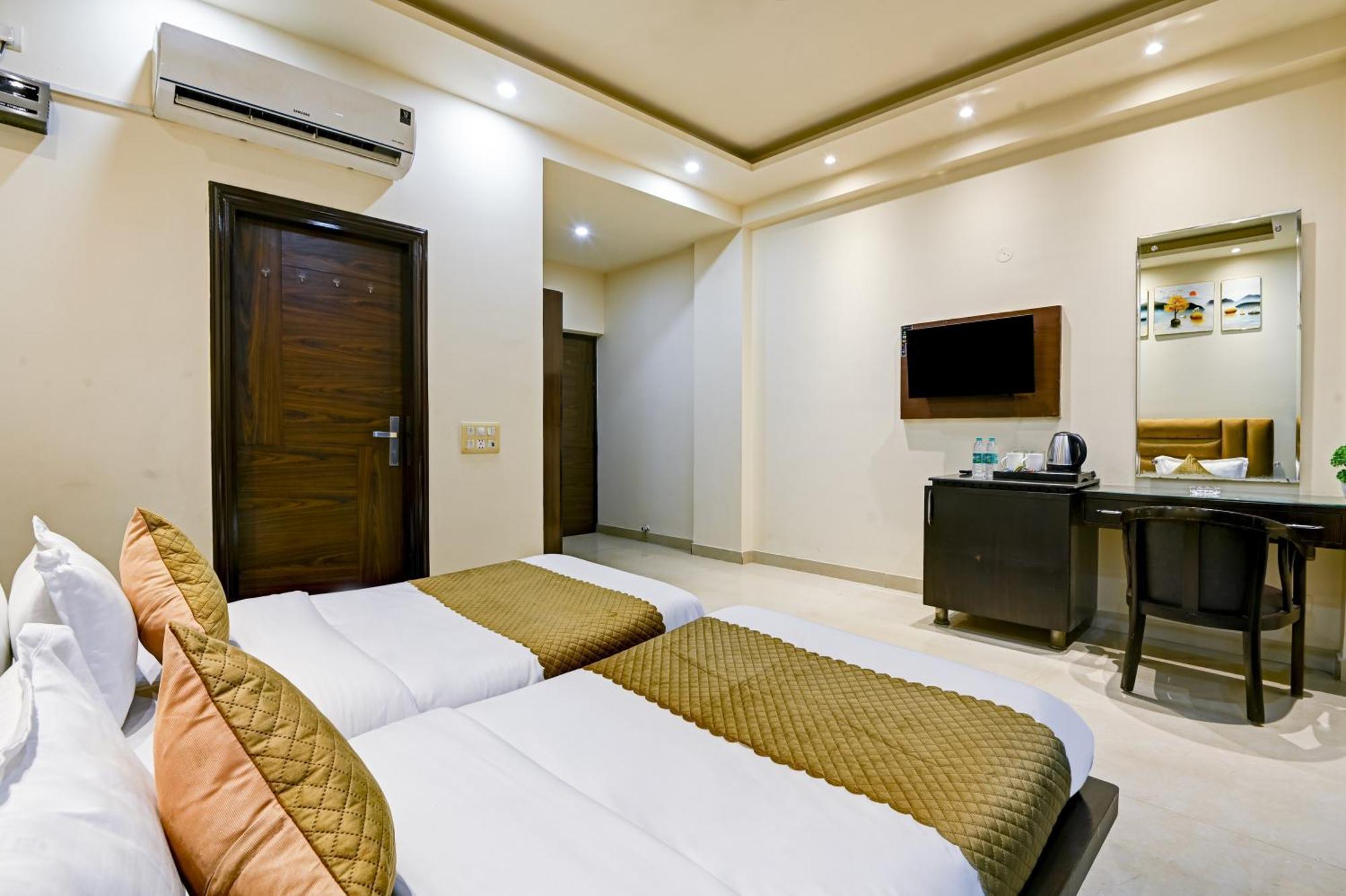 Nexhub - Unitech Cyber Park 3*