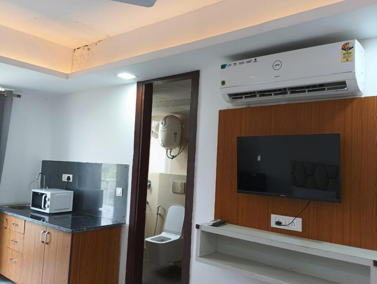 Hotel Qcent Premier Gurgaon