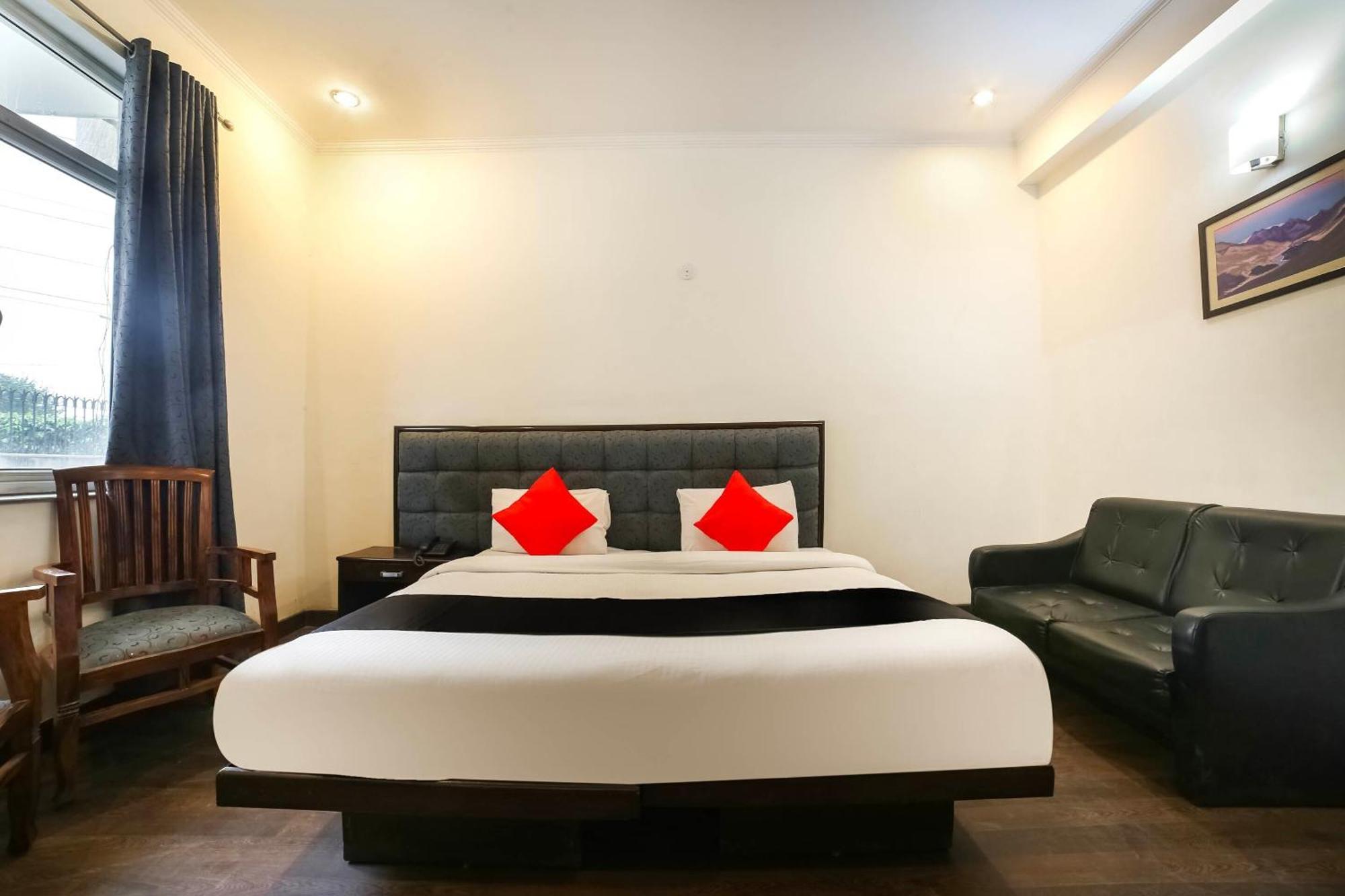 Collection O Satguru House Hotel
