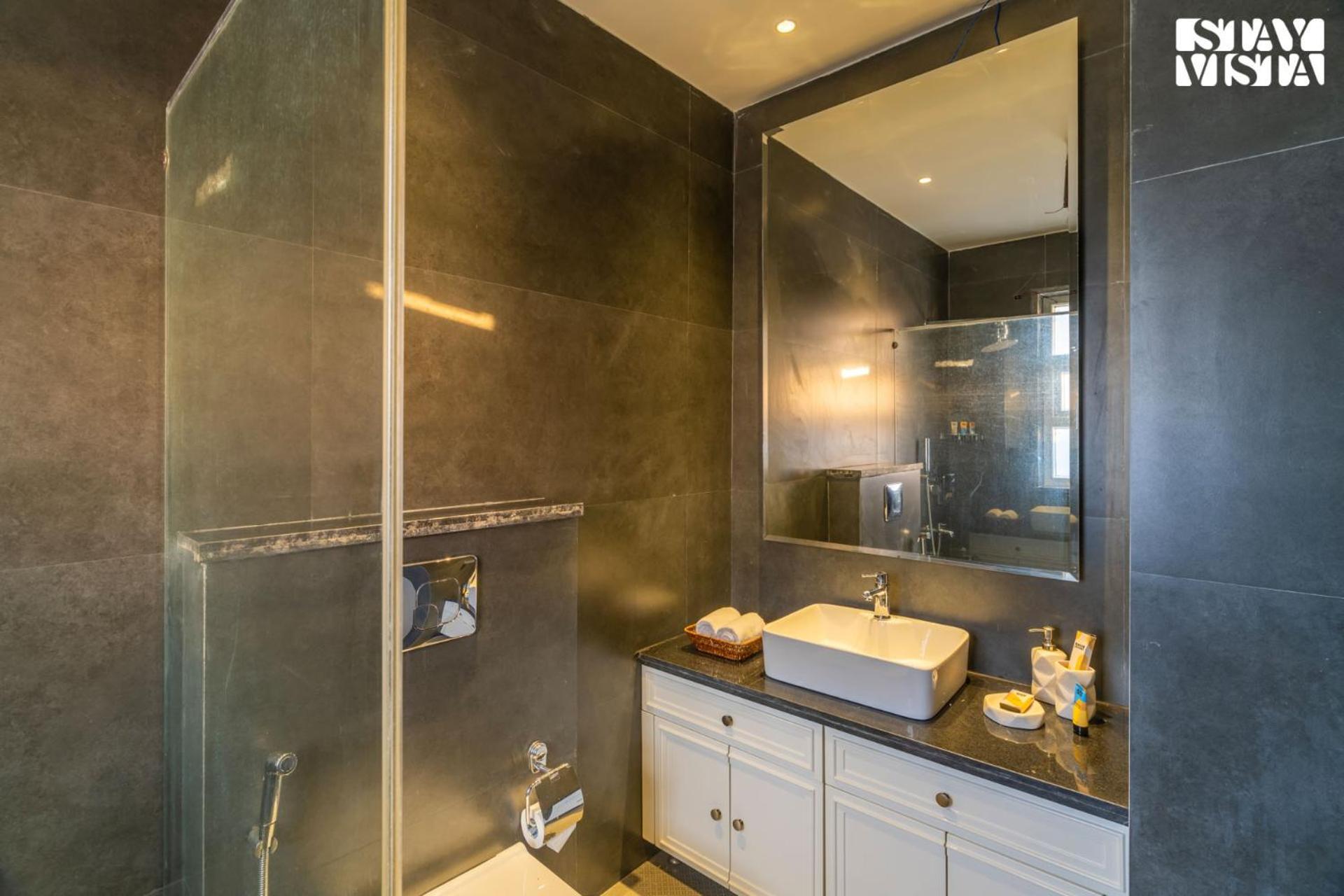 Villa Stayvista At Barton Estate With Outdoor Pool - Manesar Gurgaon