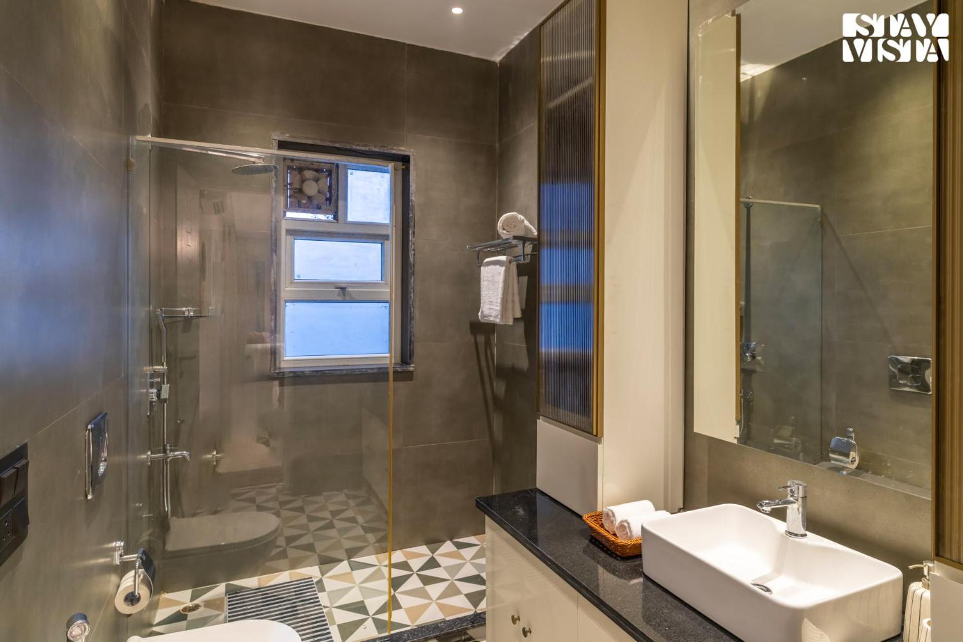 Stayvista At Barton Estate With Outdoor Pool - Manesar Villa
