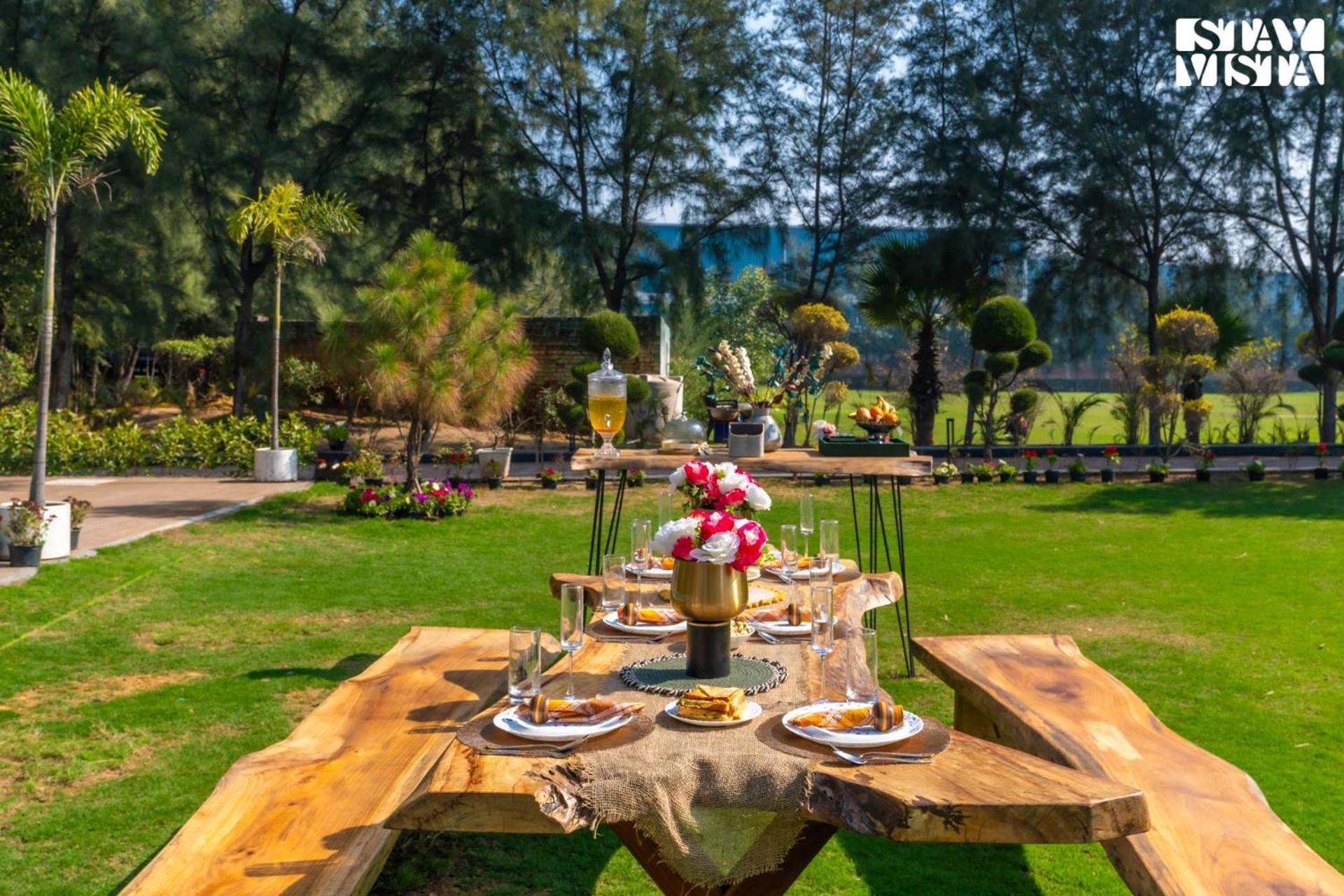 Stayvista At Barton Estate With Outdoor Pool - Manesar Villa *