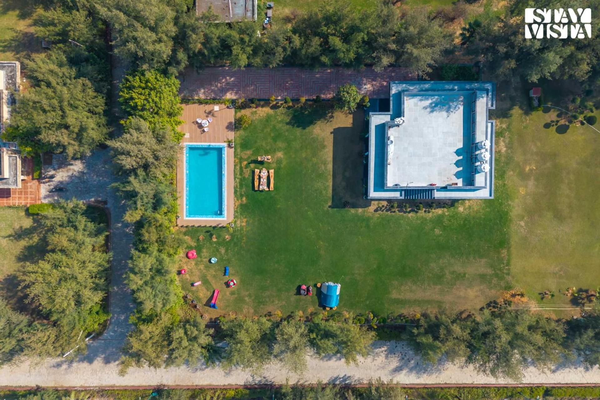 Stayvista At Barton Estate With Outdoor Pool - Manesar *