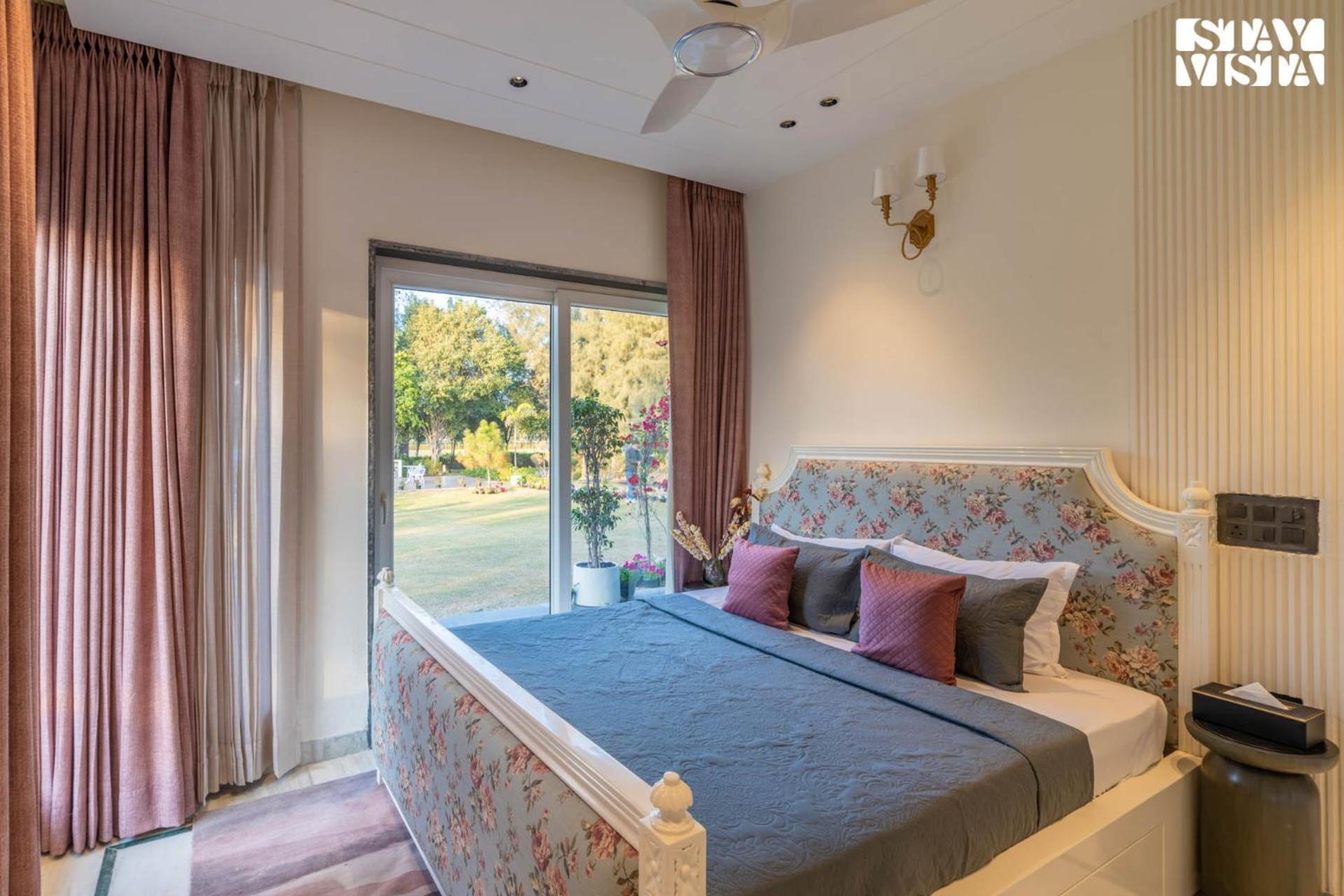 Villa Stayvista At Barton Estate With Outdoor Pool - Manesar