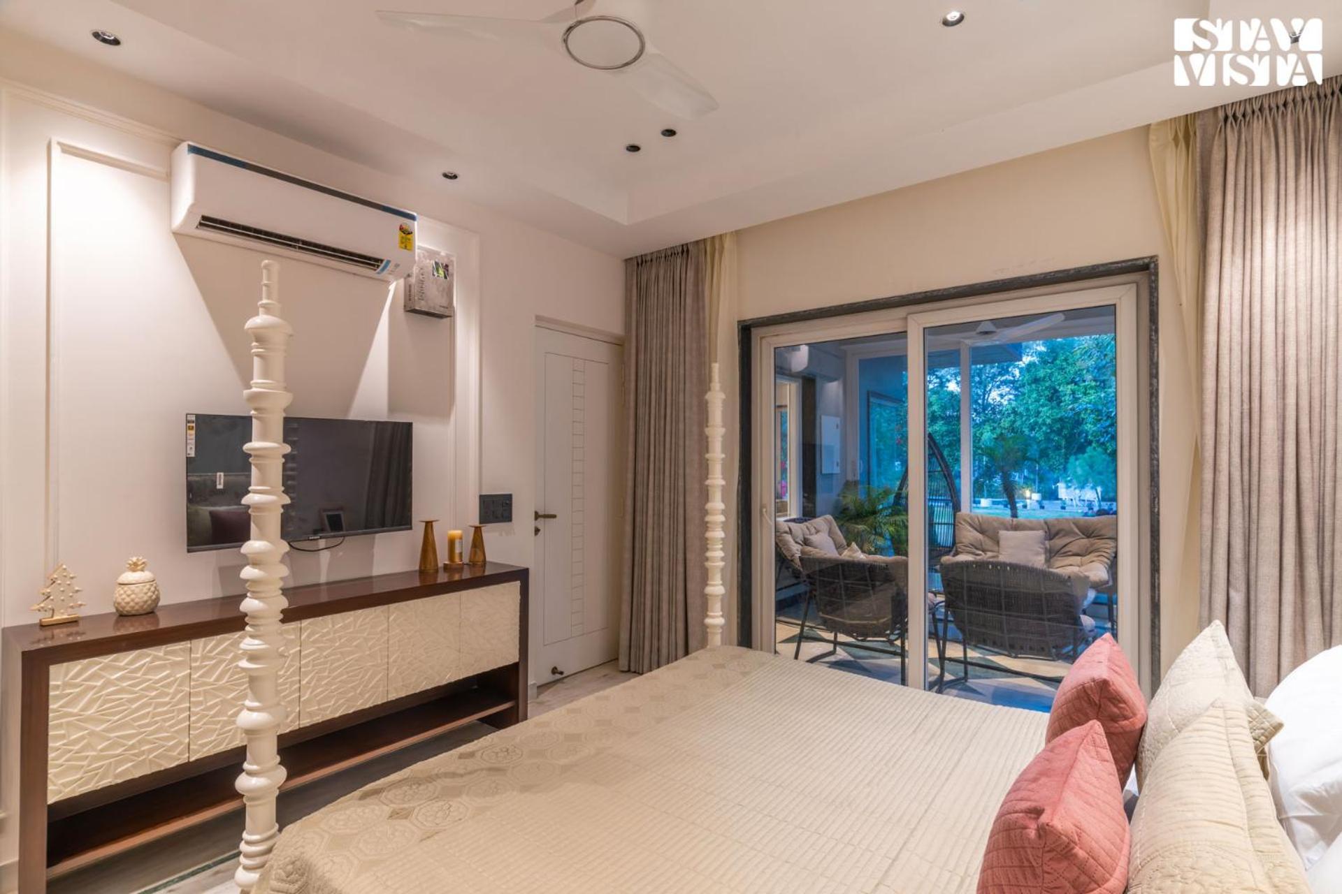 Stayvista At Barton Estate With Outdoor Pool - Manesar Villa *