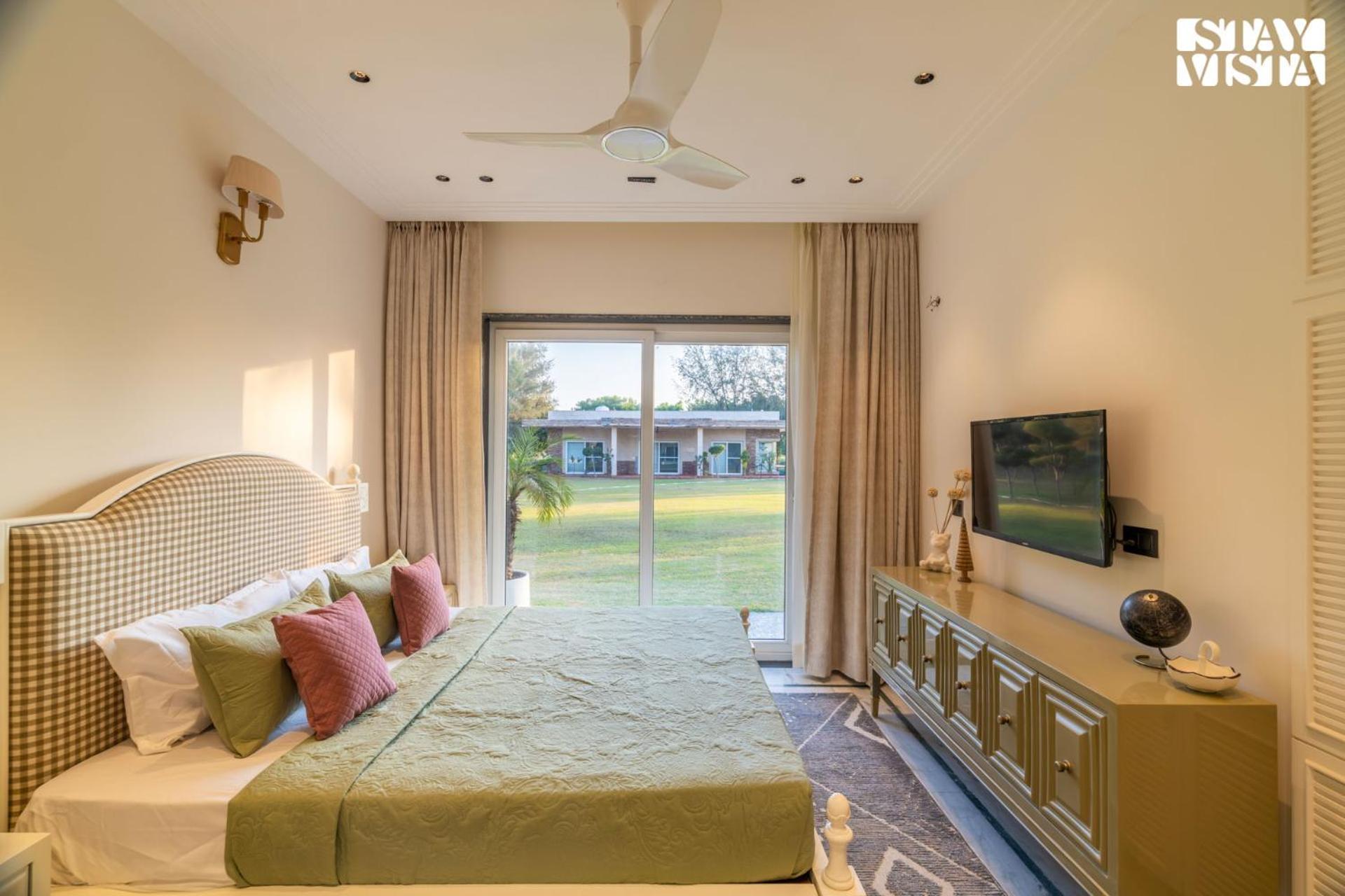 Villa Stayvista At Barton Estate With Outdoor Pool - Manesar