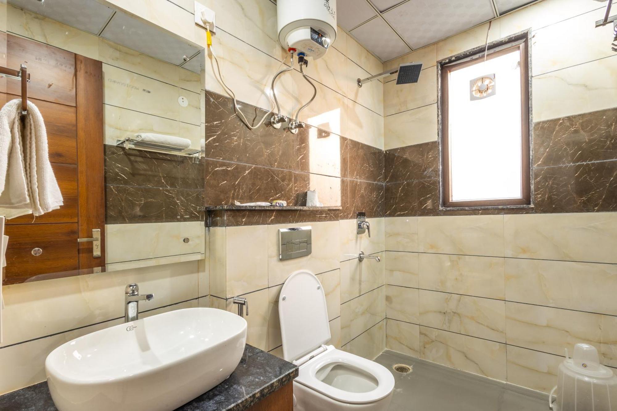Gill Comfort - Close To Medanta, Artemis And Fortis Hospital Gurgaon
