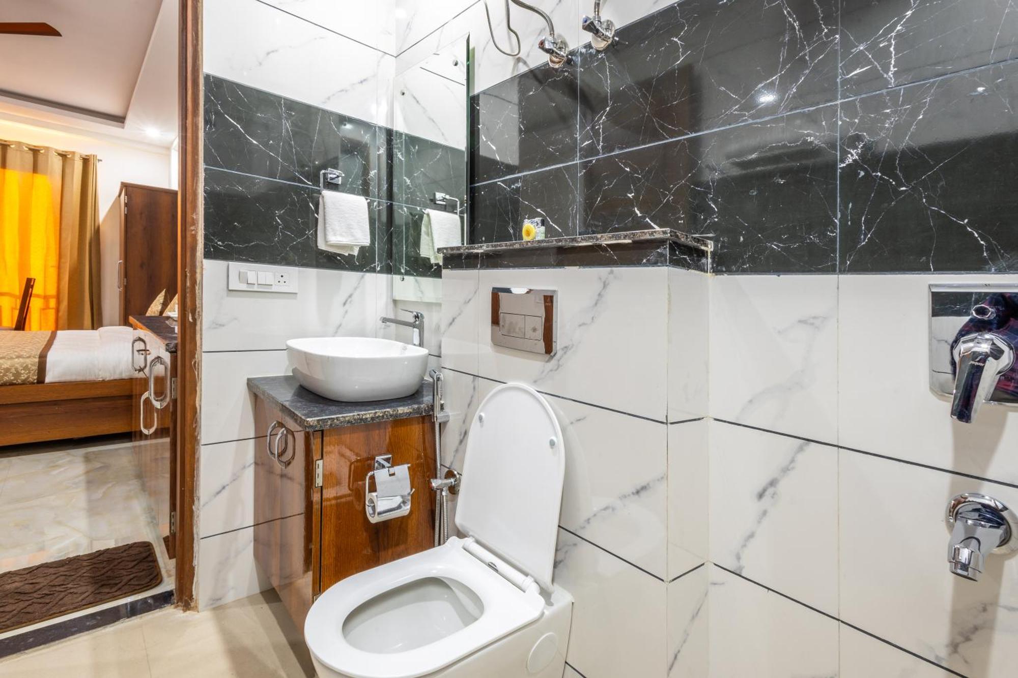 Hotel Gill Comfort - Close To Medanta, Artemis And Fortis Hospital Gurgaon