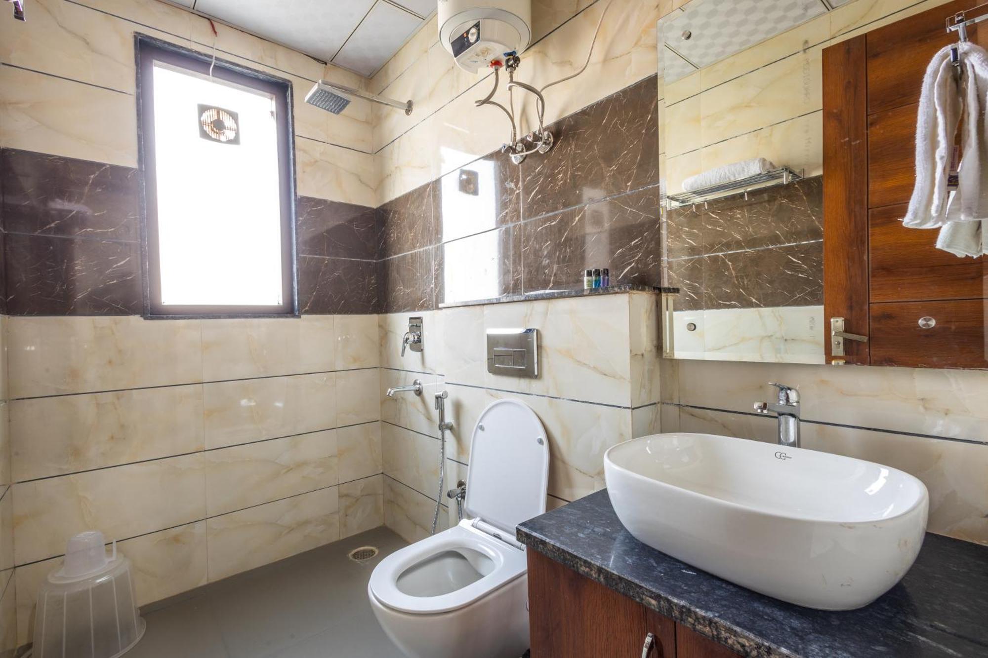 Gill Comfort - Close To Medanta, Artemis And Fortis Hospital Gurgaon