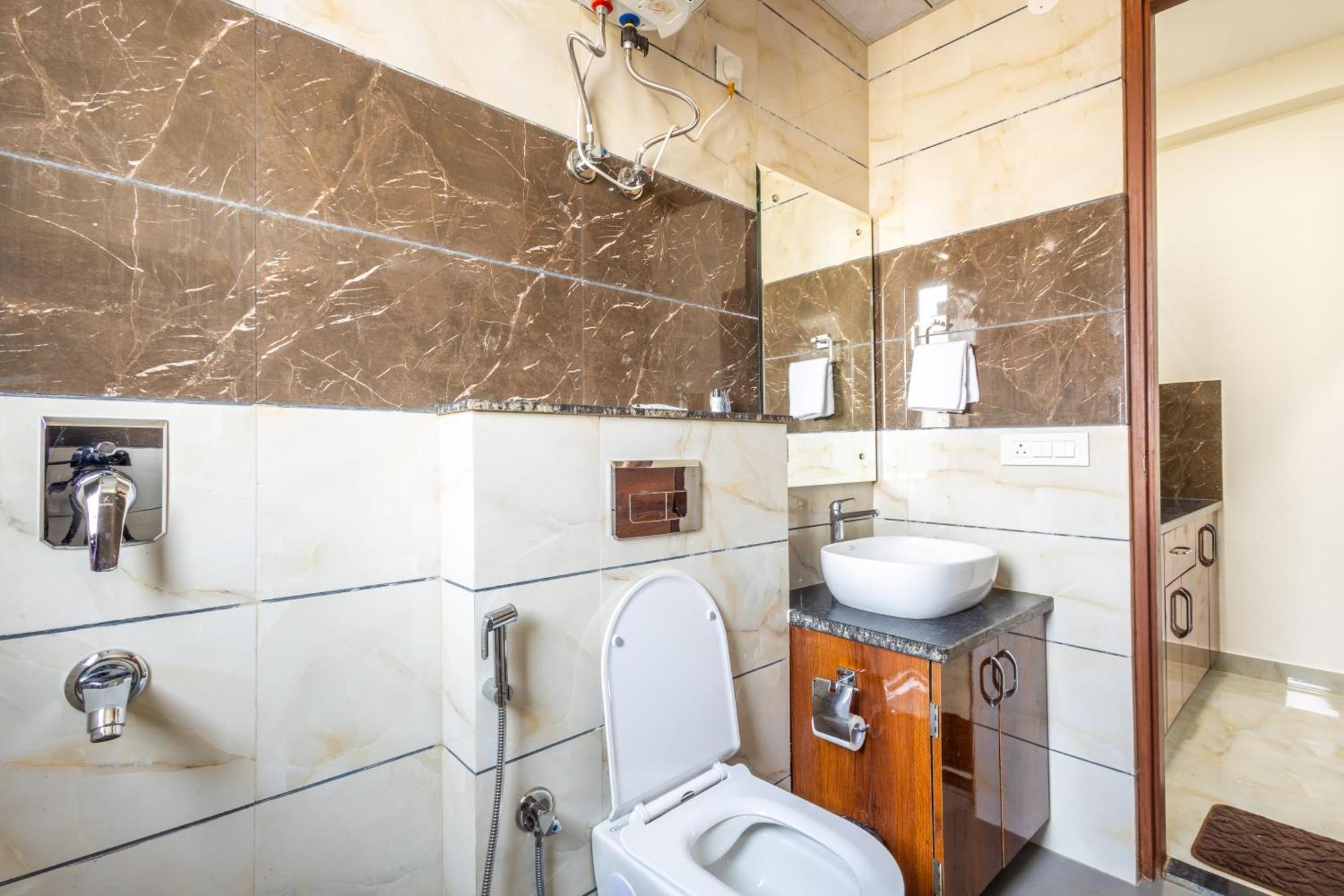 Gill Comfort - Close To Medanta, Artemis And Fortis Hospital 4* Gurgaon