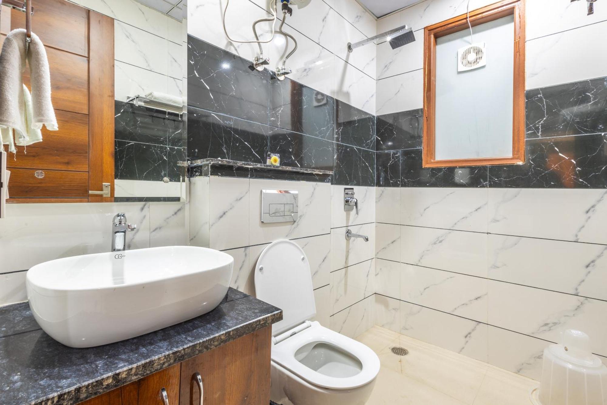 Gill Comfort - Close To Medanta, Artemis And Fortis Hospital