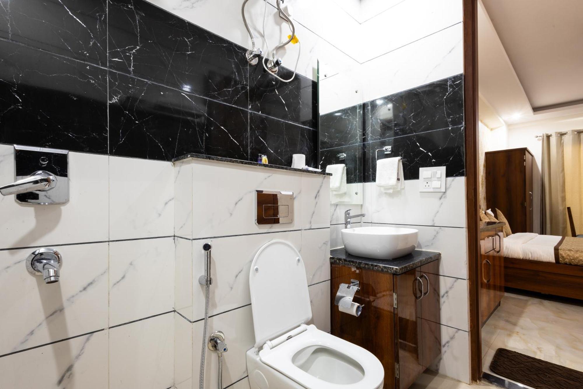 Hotel Gill Comfort - Close To Medanta, Artemis And Fortis Hospital
