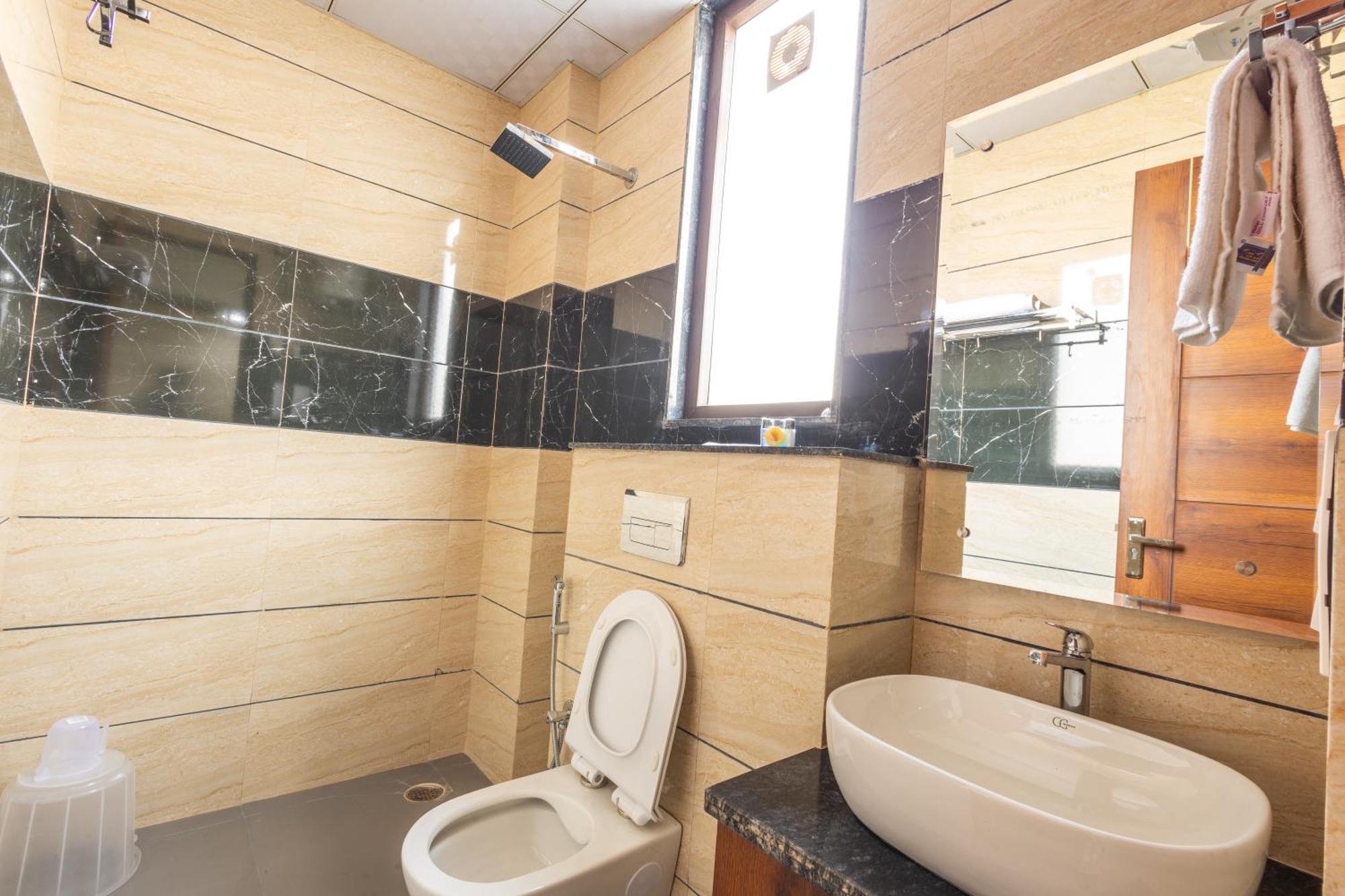 Hotel Gill Comfort - Close To Medanta, Artemis And Fortis Hospital 4*