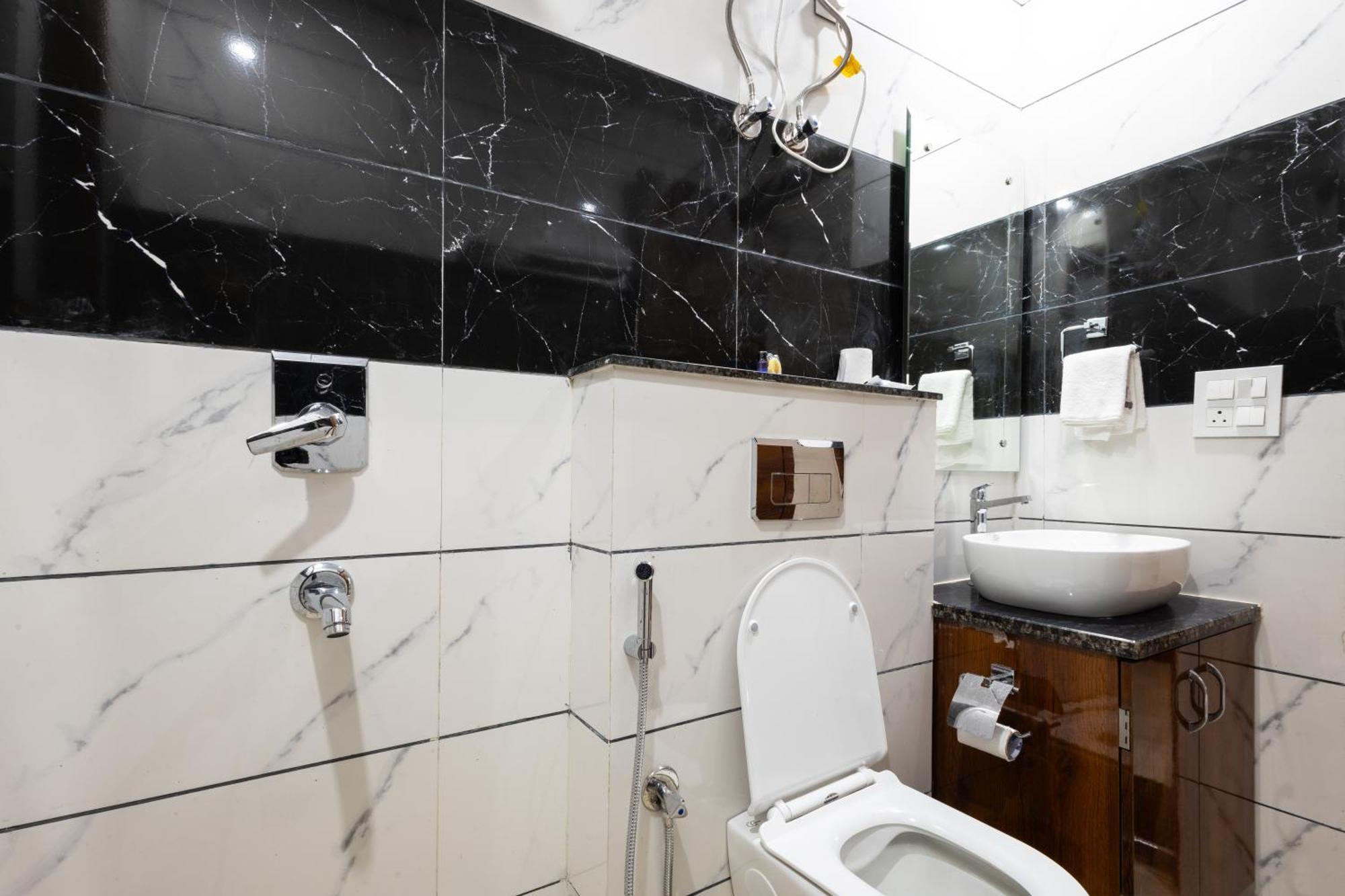 Gill Comfort - Close To Medanta, Artemis And Fortis Hospital 4*