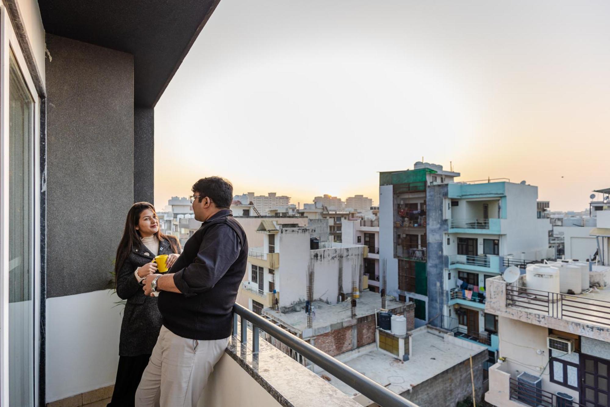 Lime Tree Luxury 2bhk Serviced Near Artemis Hospital Apartment *