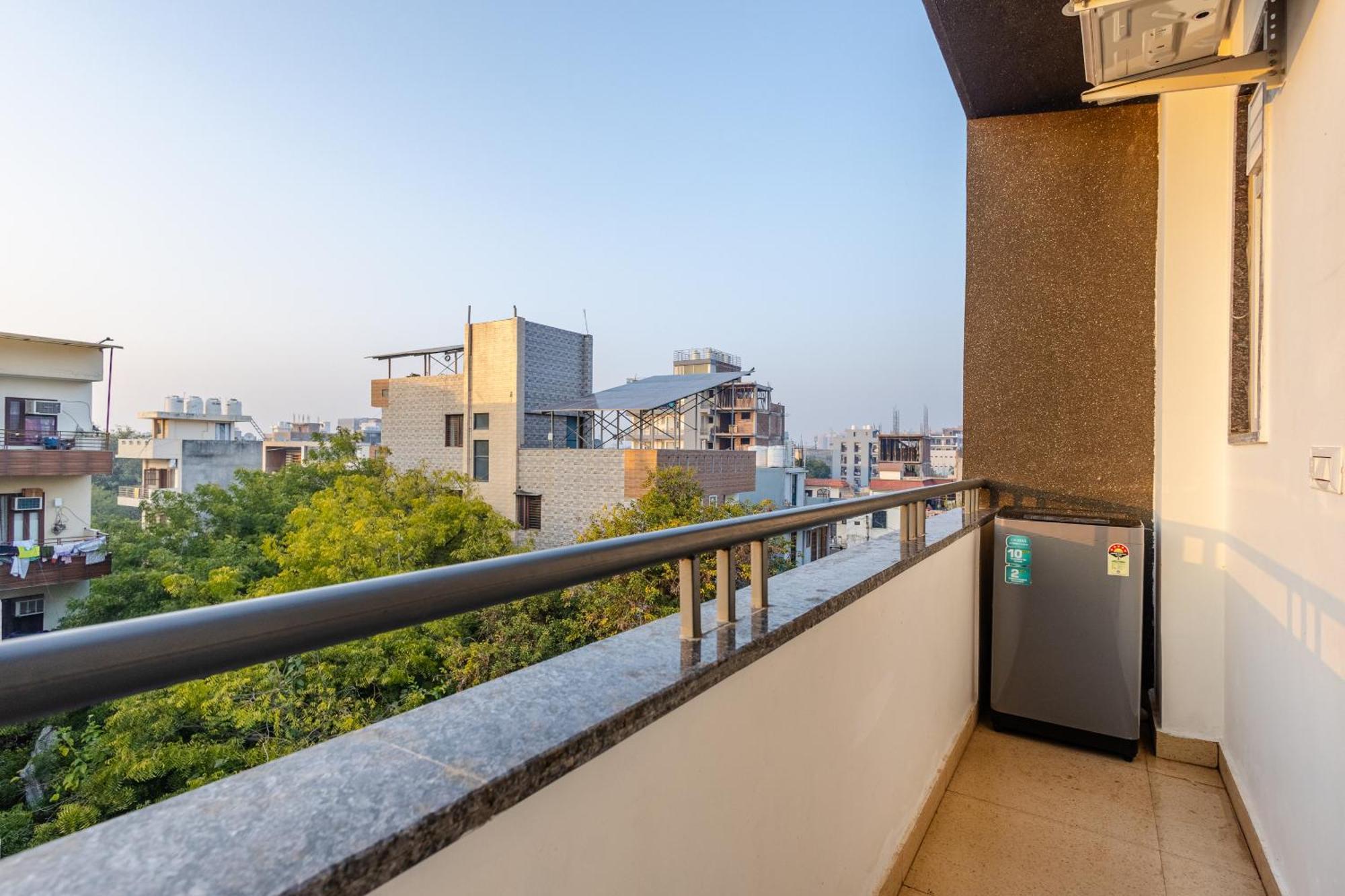 Lime Tree Luxury 2bhk Serviced Near Artemis Hospital *
