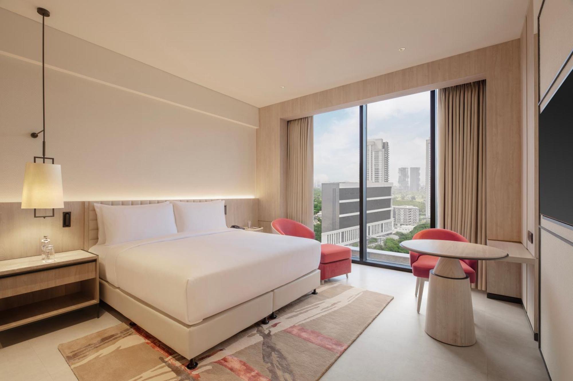 Hotel Hilton Gurugram Baani Centre 5*