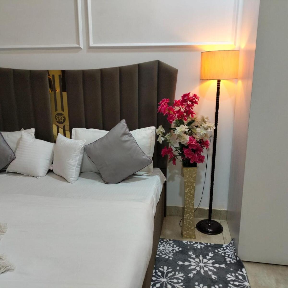 Apartment Super Luxurious With Bathtube Gurgaon