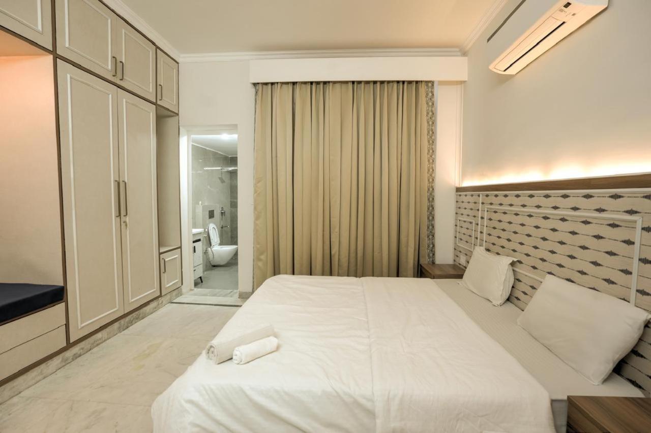 2bhk Luxury Near Phase 1 Metro Station Apartment *