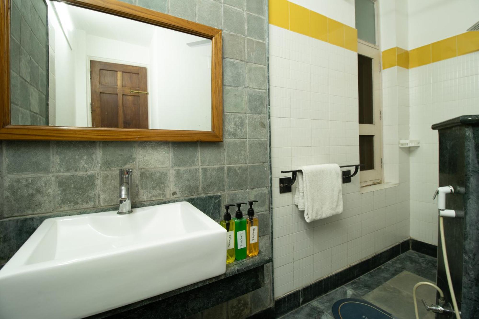 Villa Opulent Antique 6br Independent In Gurugram
