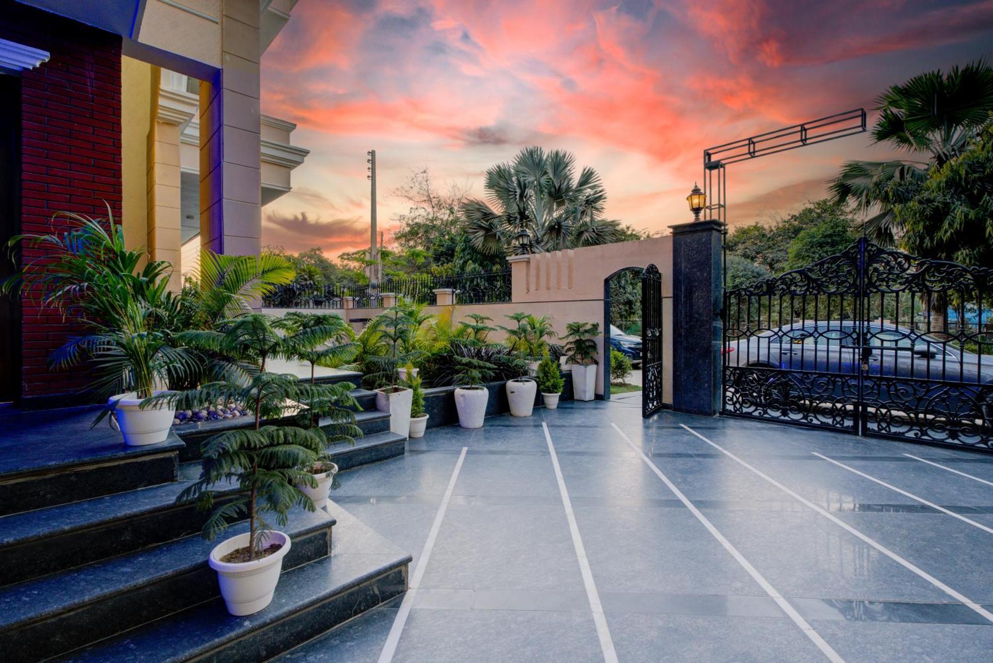 Hotel Amrit And Banquet Medanta Hospital Medicity 3*