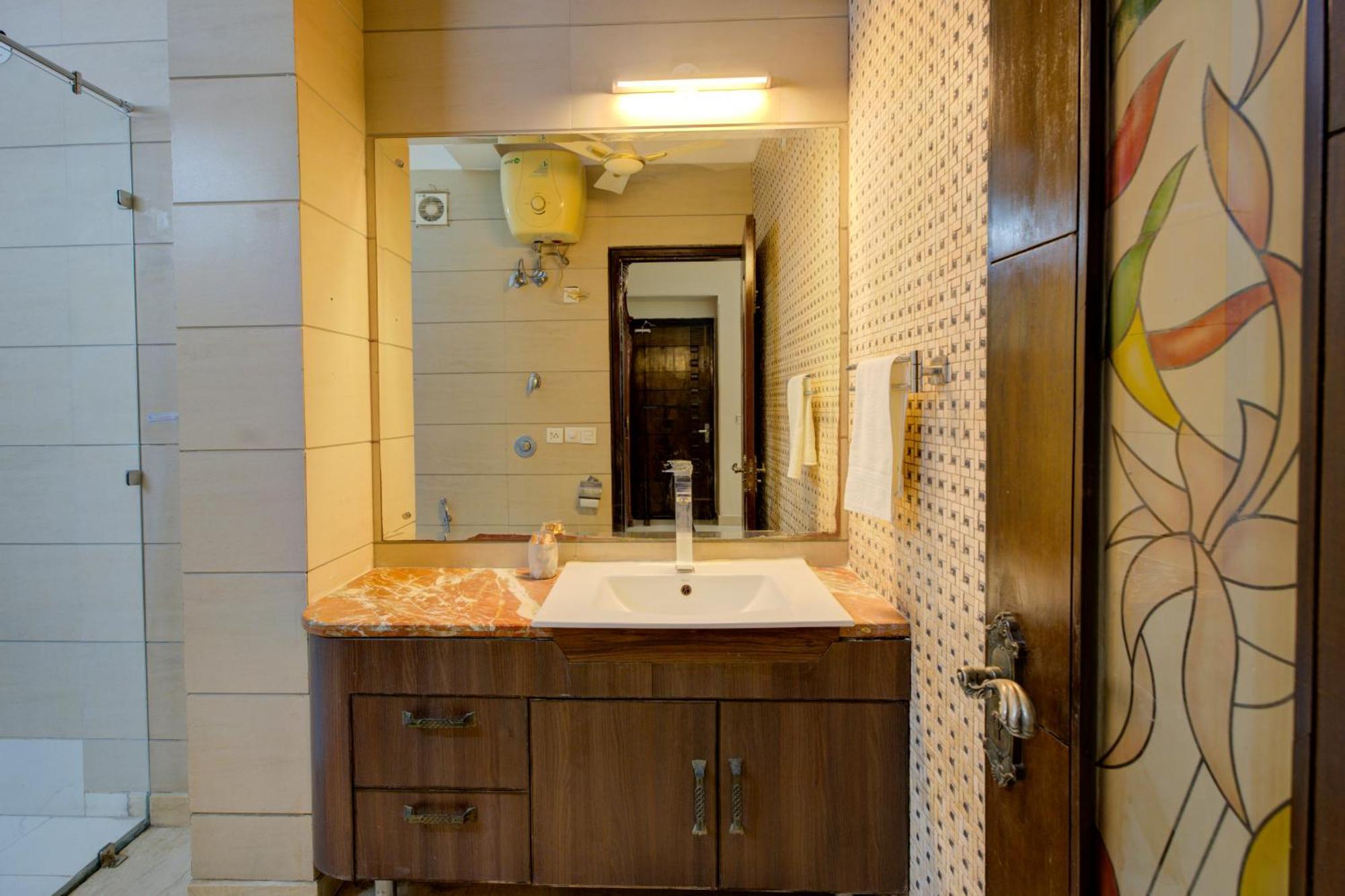 Hotel Amrit And Banquet Medanta Hospital Medicity