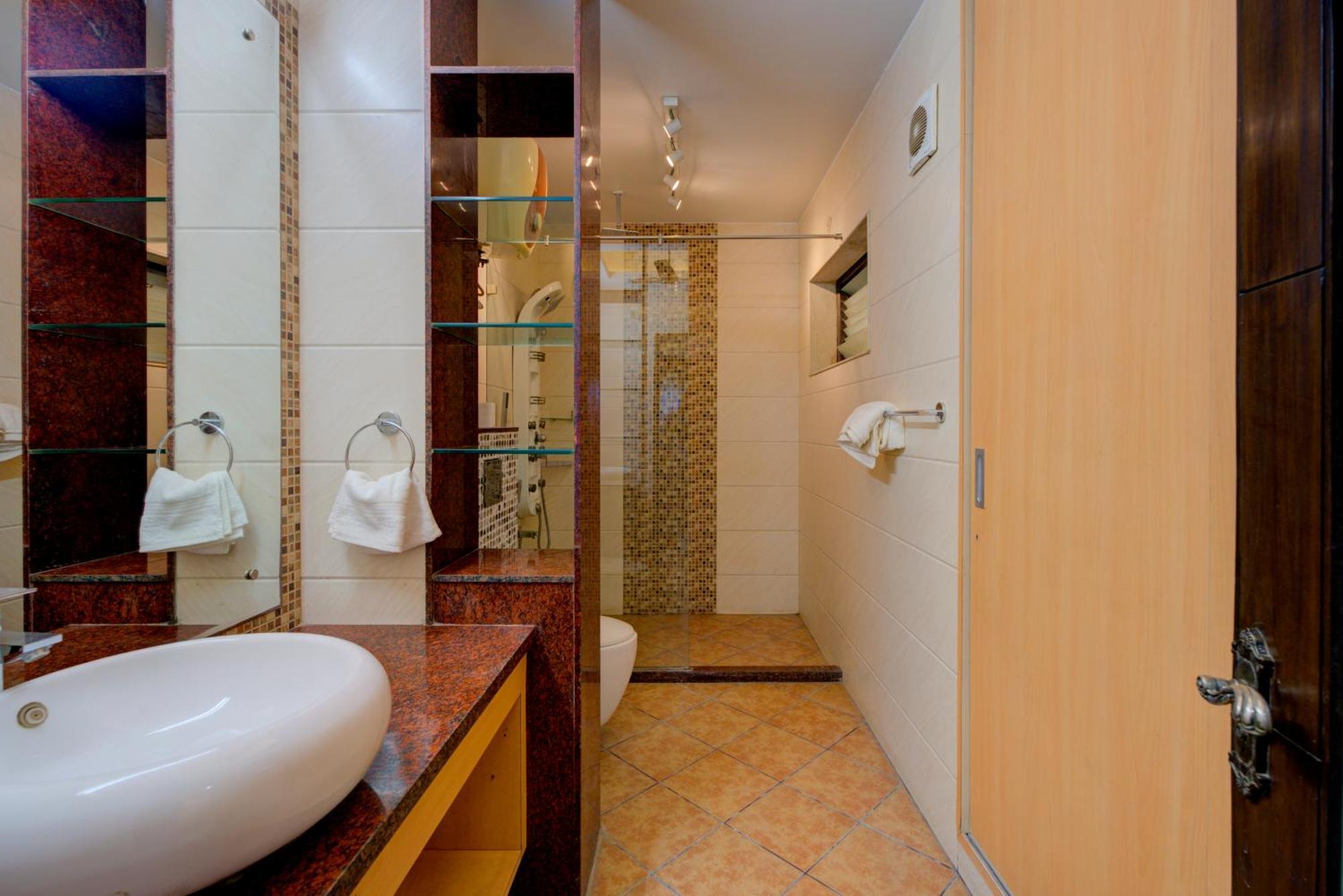 Amrit And Banquet Medanta Hospital Medicity Hotel 3*