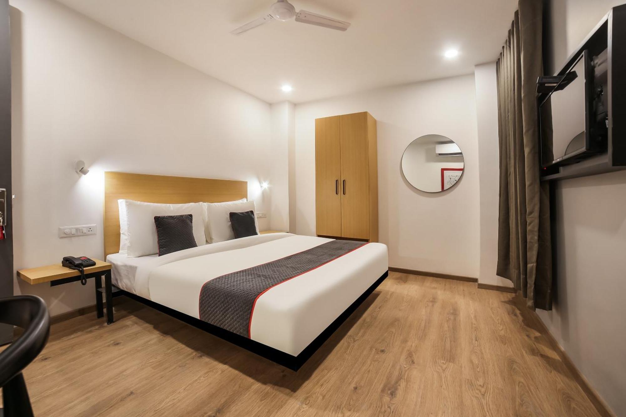 Super Townhouse 158 Near Netaji Subhash Marg Near Appu Ghar 4*