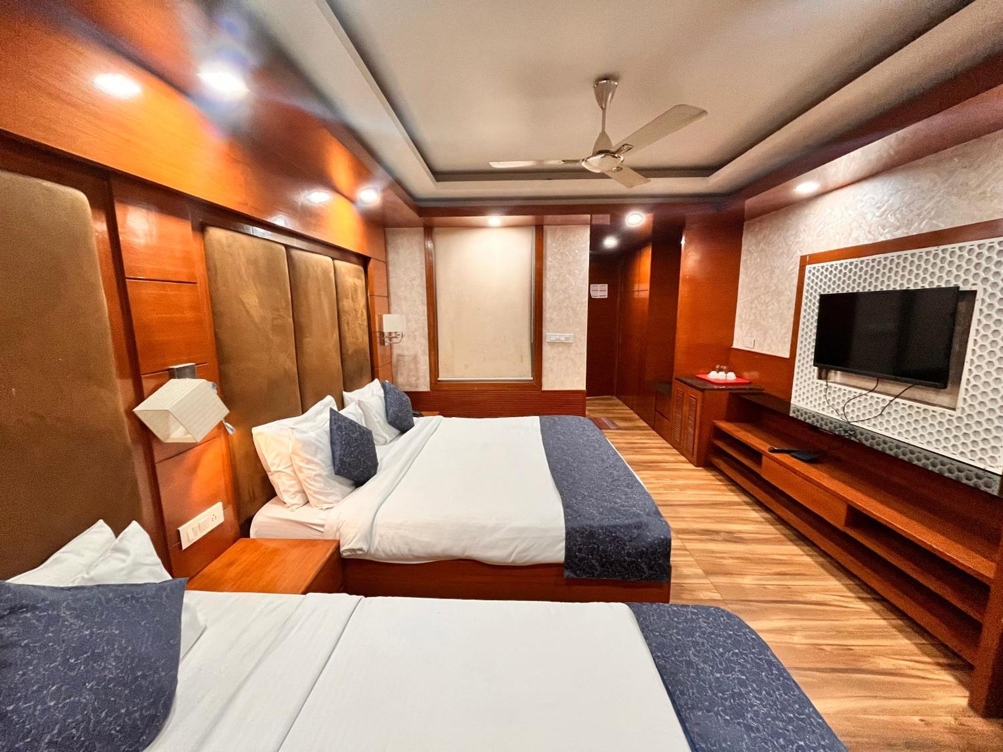 Platinum Palace Near Medanta Hospital Sector38
