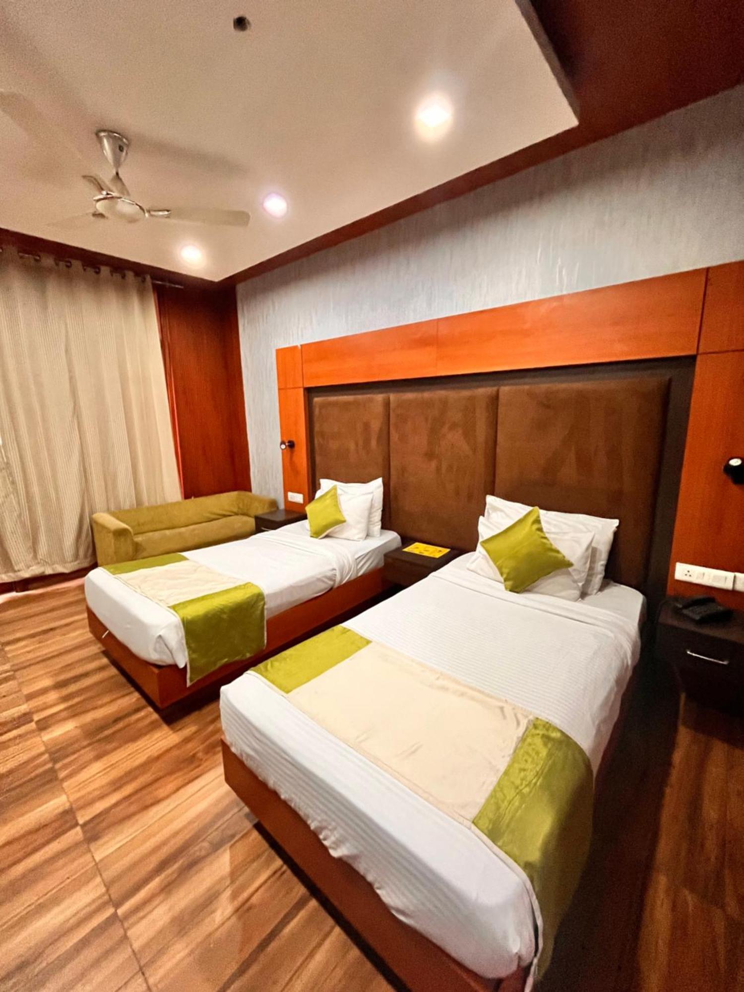 Hotel Platinum Palace Near Medanta Hospital Sector38 3*