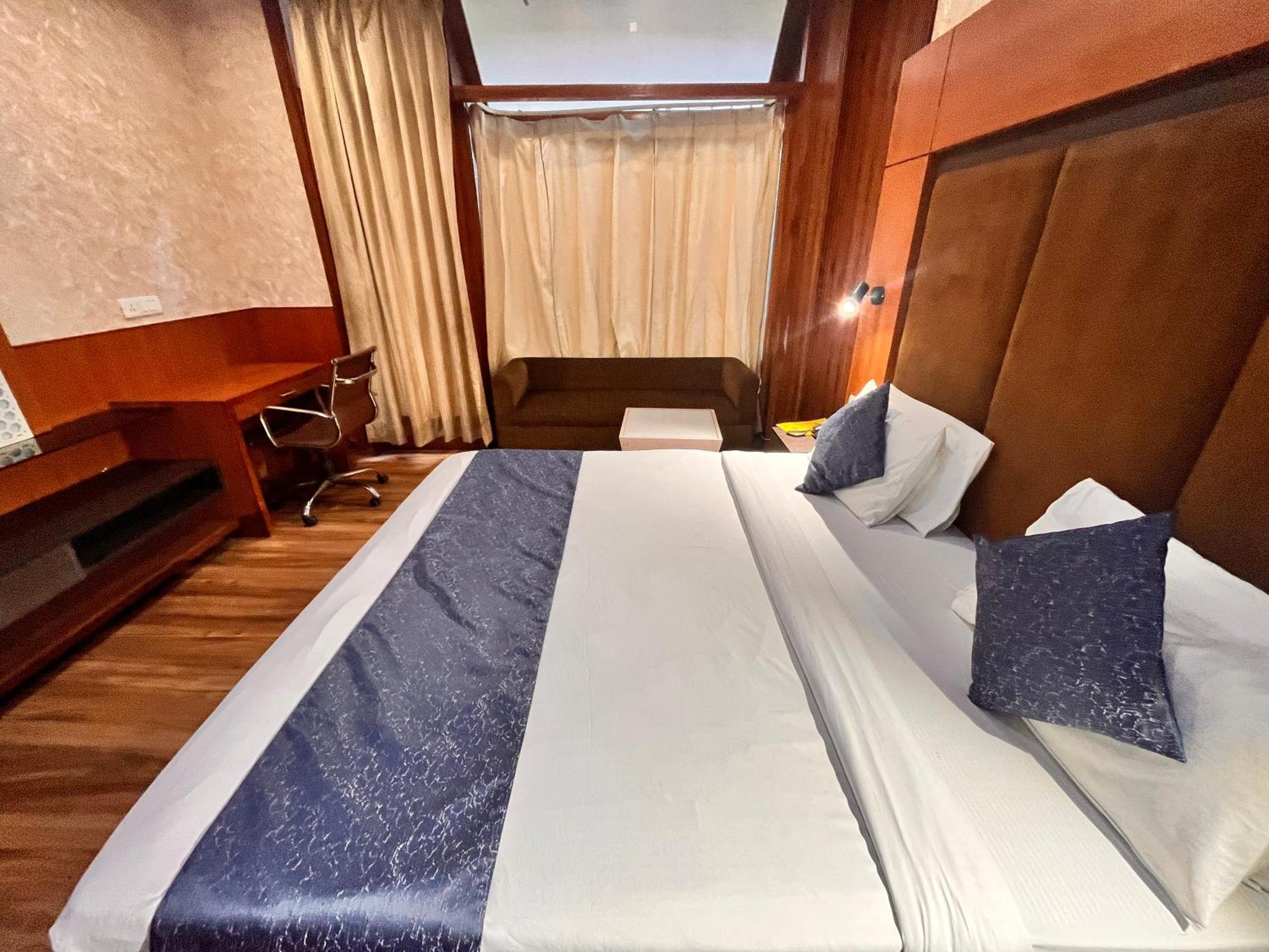 Platinum Palace Near Medanta Hospital Sector38