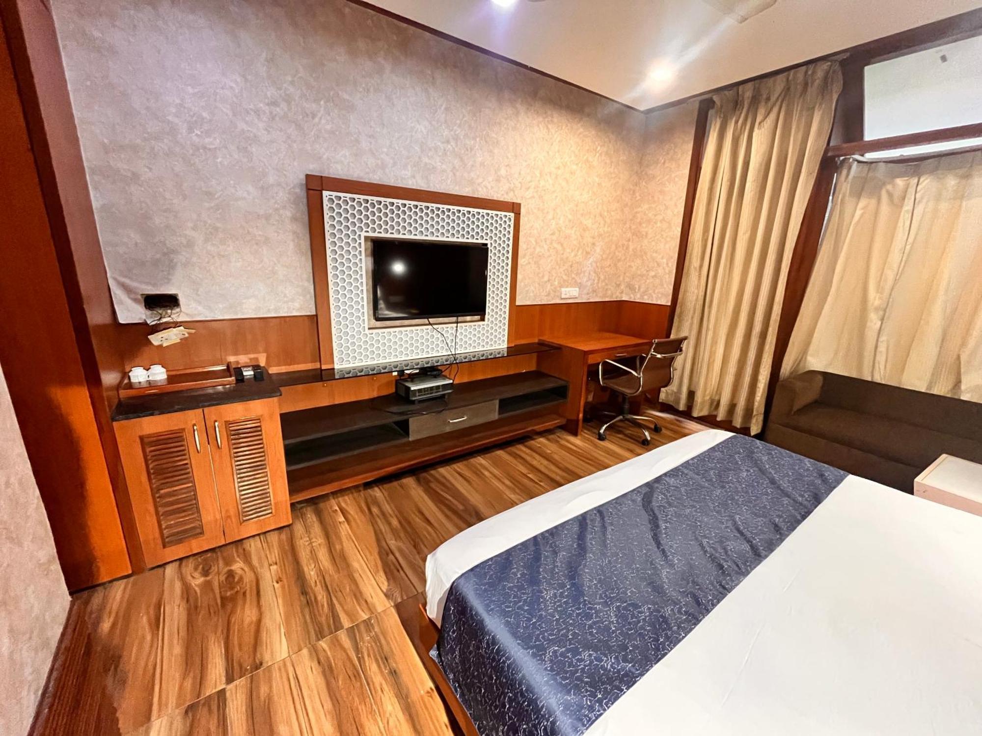 Platinum Palace Near Medanta Hospital Sector38 Hotel