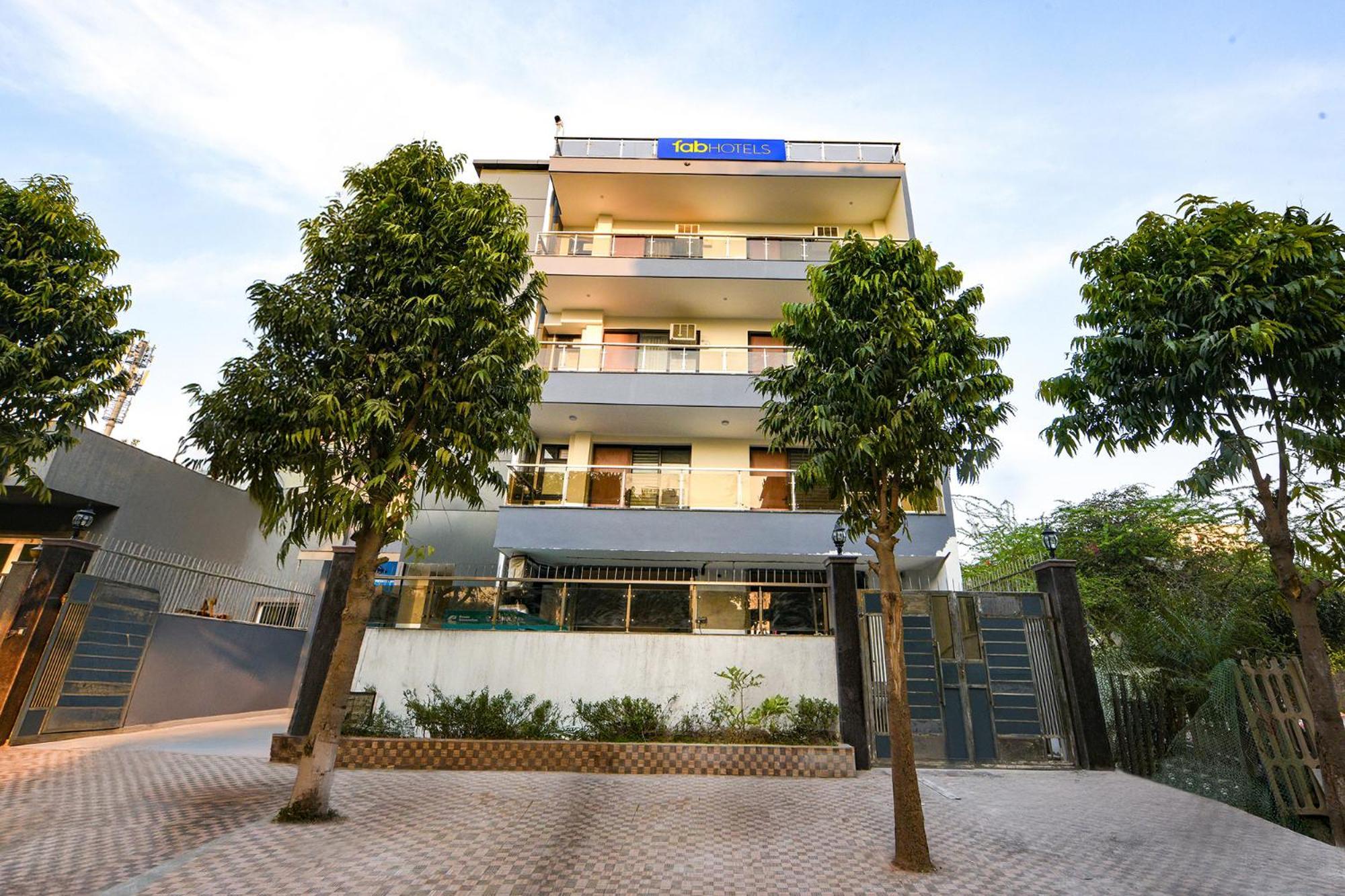 Fabhotel Rr Premium - Near Medanta Hospital 3*