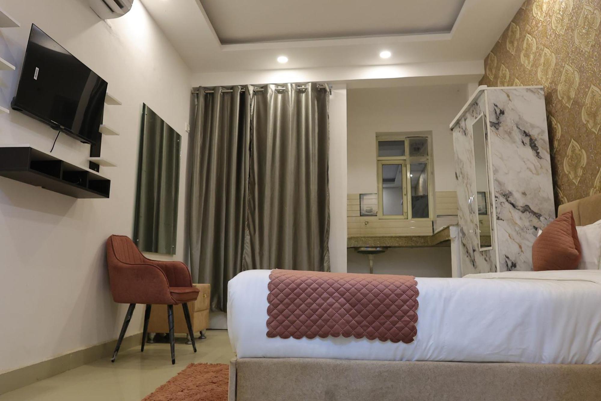 Hotel The Sandalwood By La Carnation I Faridabad-gurgaon Road