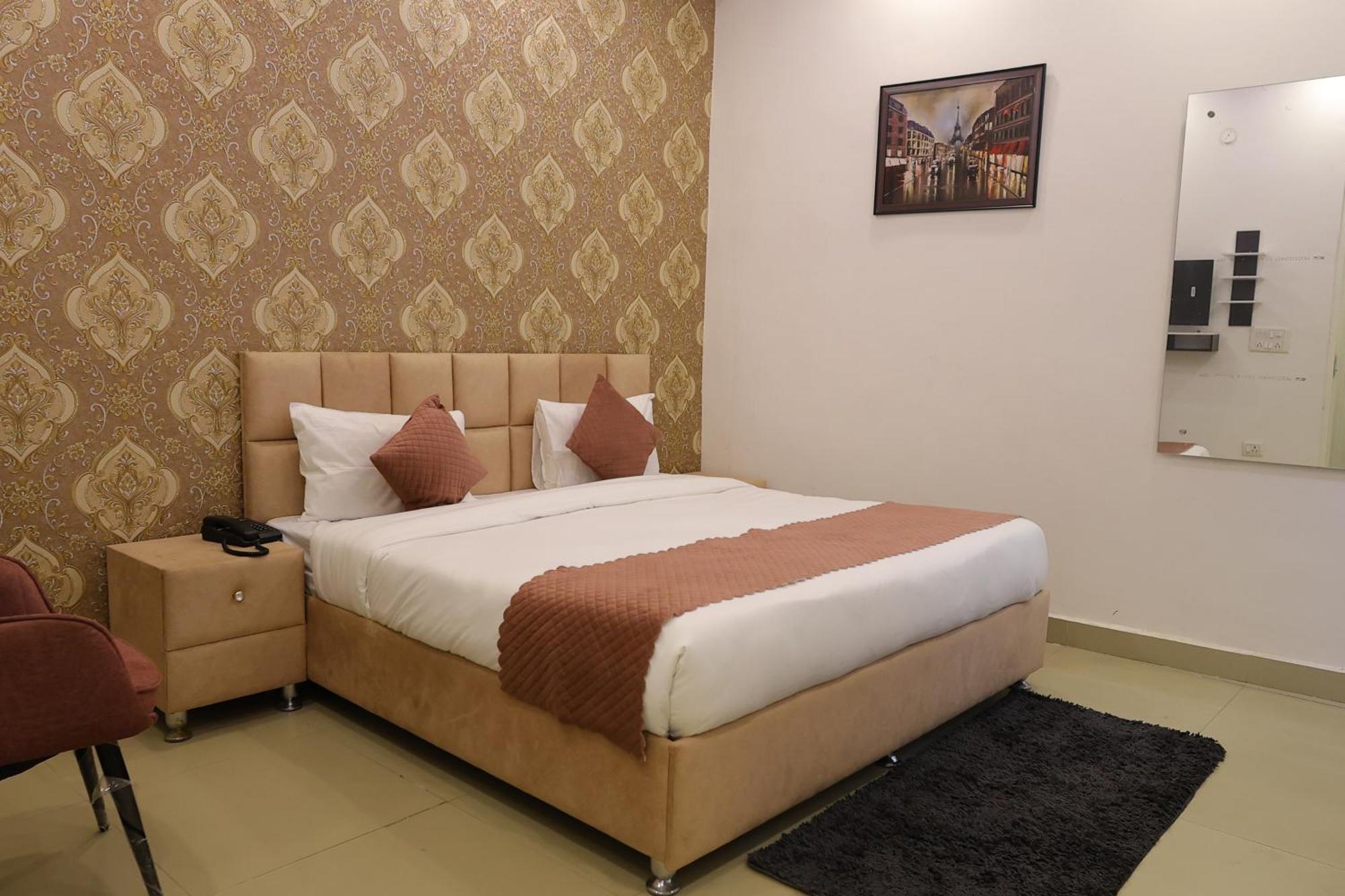 Hotel The Sandalwood By La Carnation I Faridabad-gurgaon Road 3*