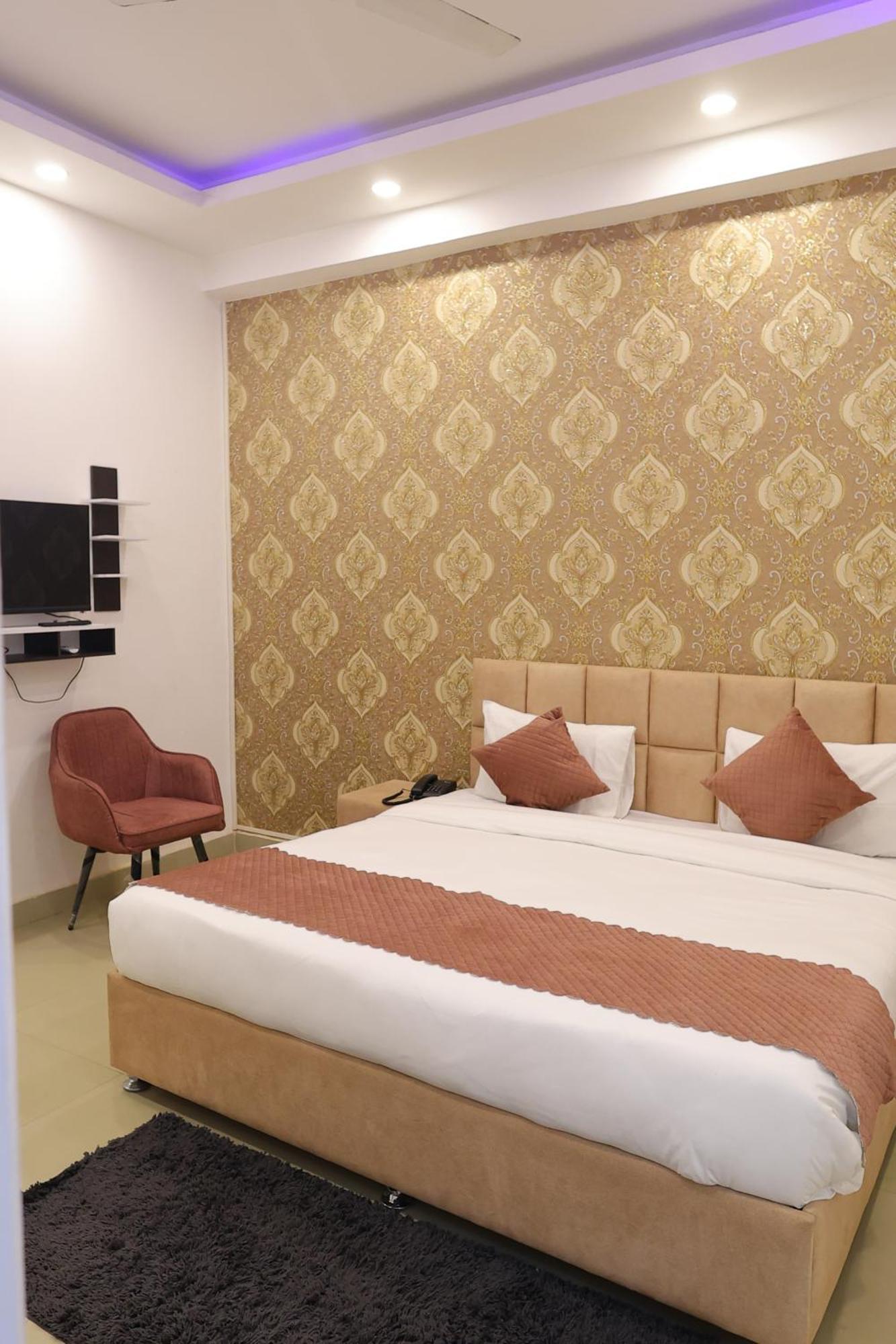 Hotel The Sandalwood By La Carnation I Faridabad-gurgaon Road