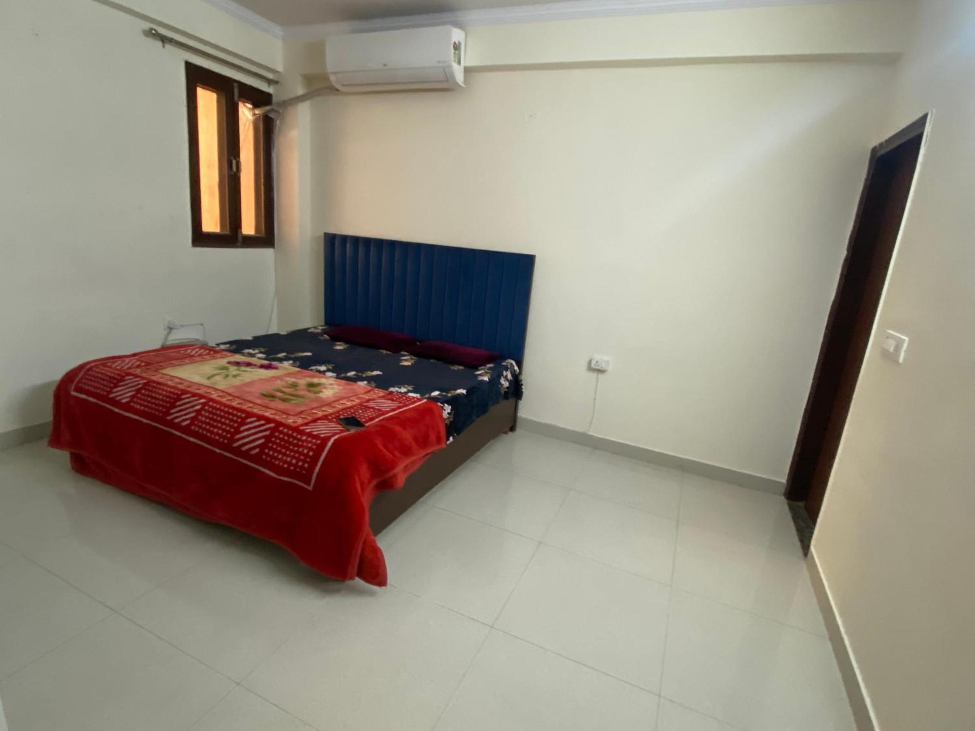 Cozy 2 Bhk Flat In Apartment *