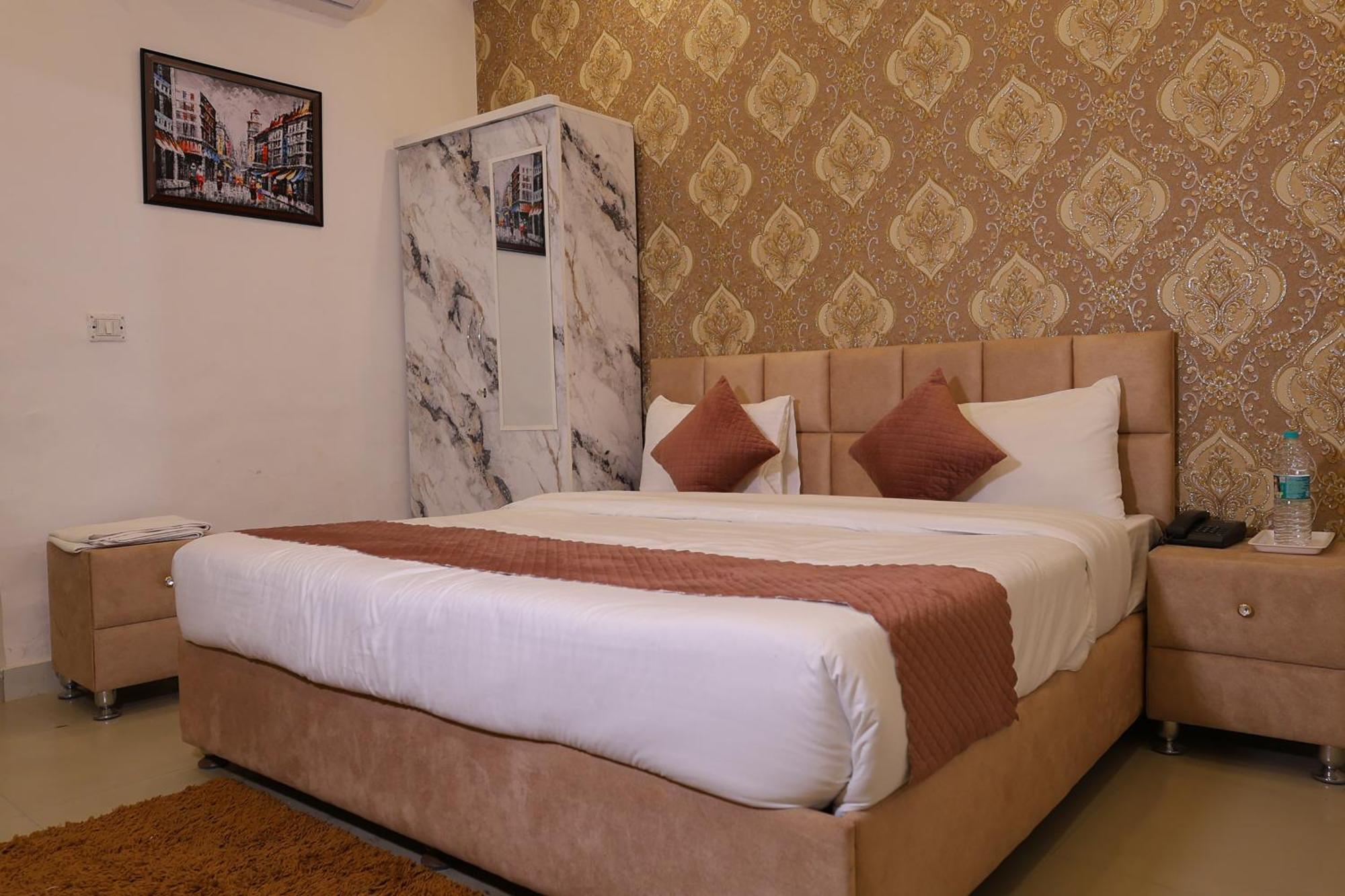 The Sandalwood By La Carnation I Faridabad-gurgaon Road Hotel 3*