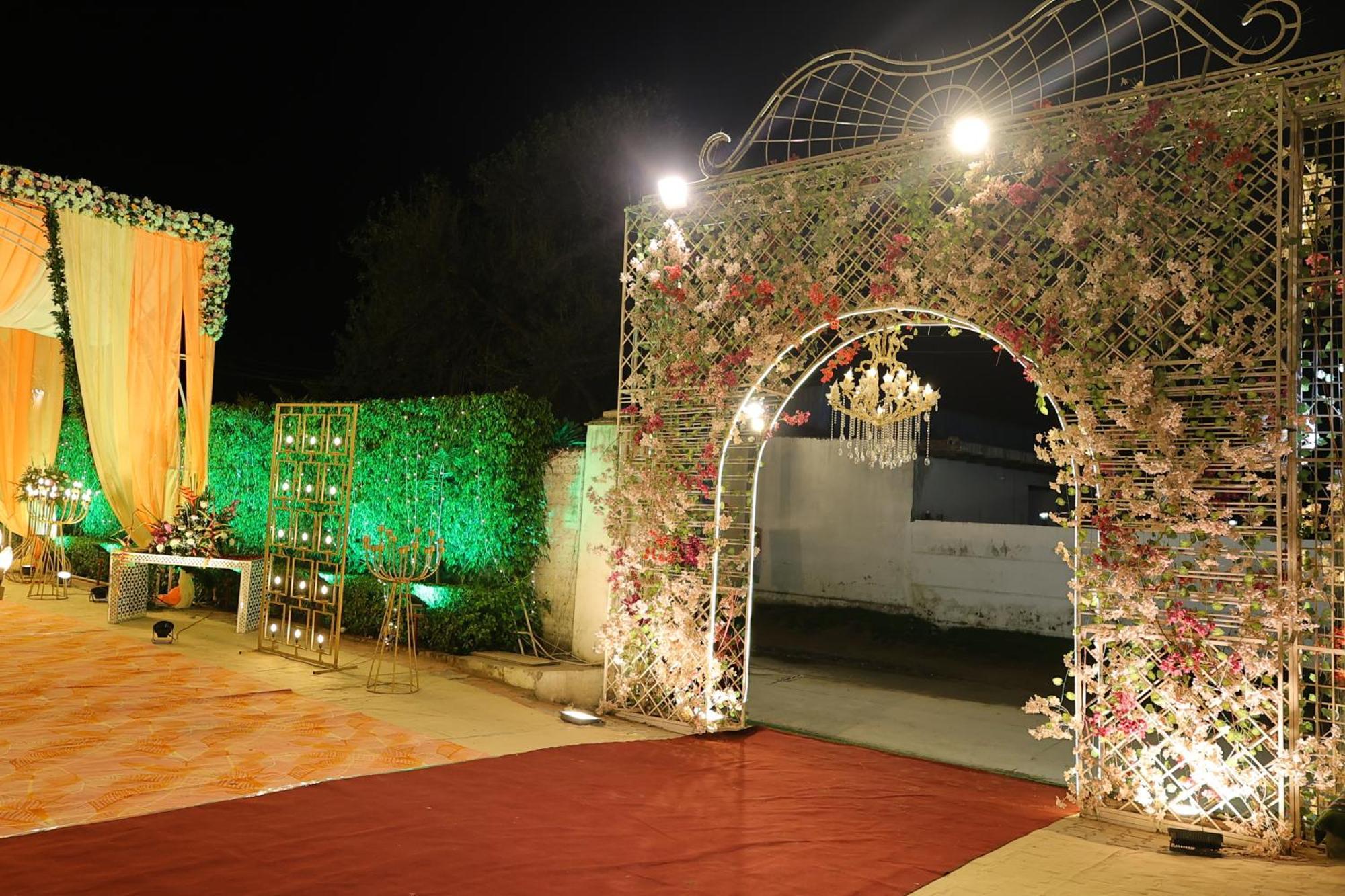 Hotel The Sandalwood By La Carnation I Faridabad-gurgaon Road