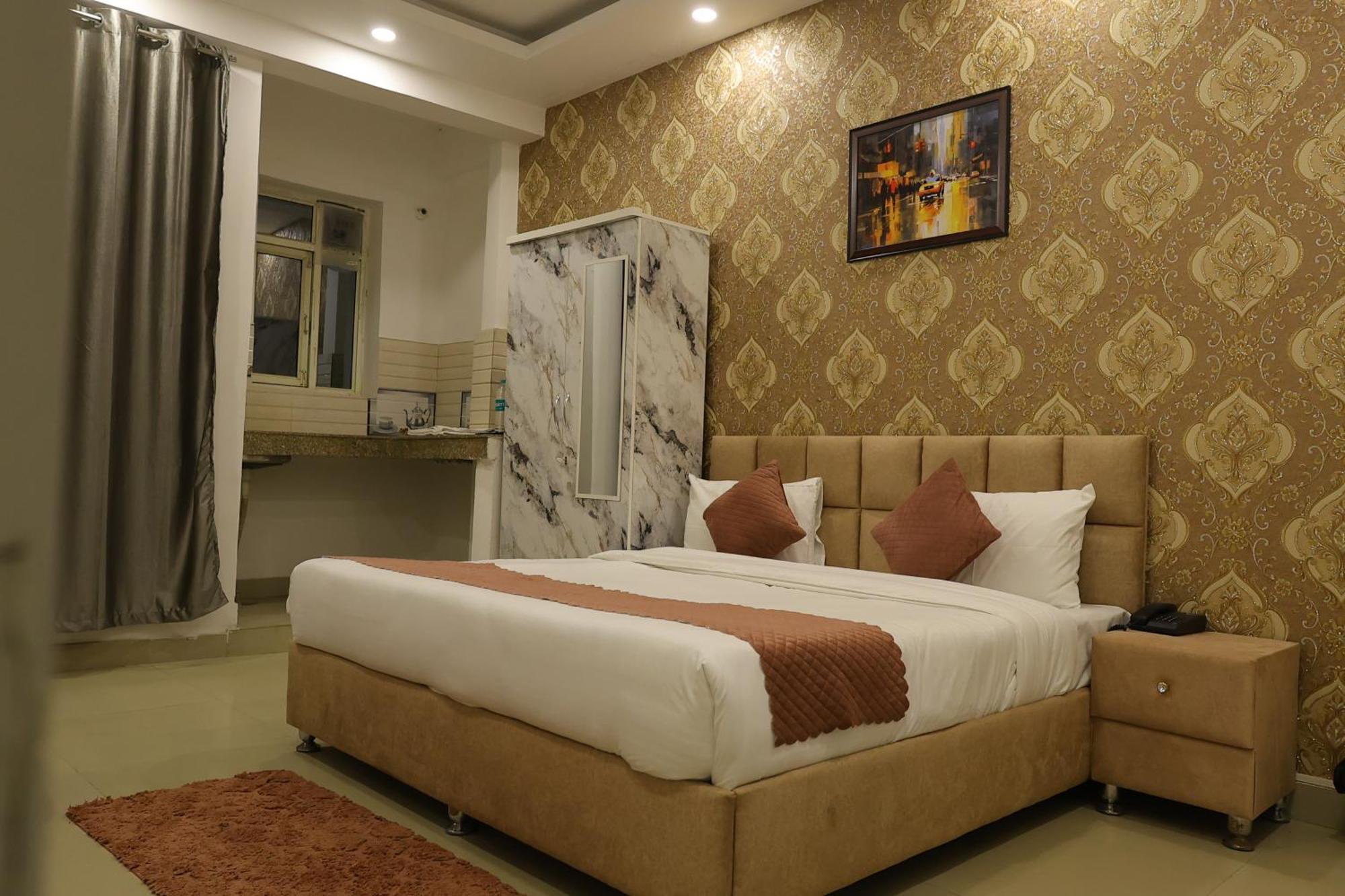 Hotel The Sandalwood By La Carnation I Faridabad-gurgaon Road Gurgaon