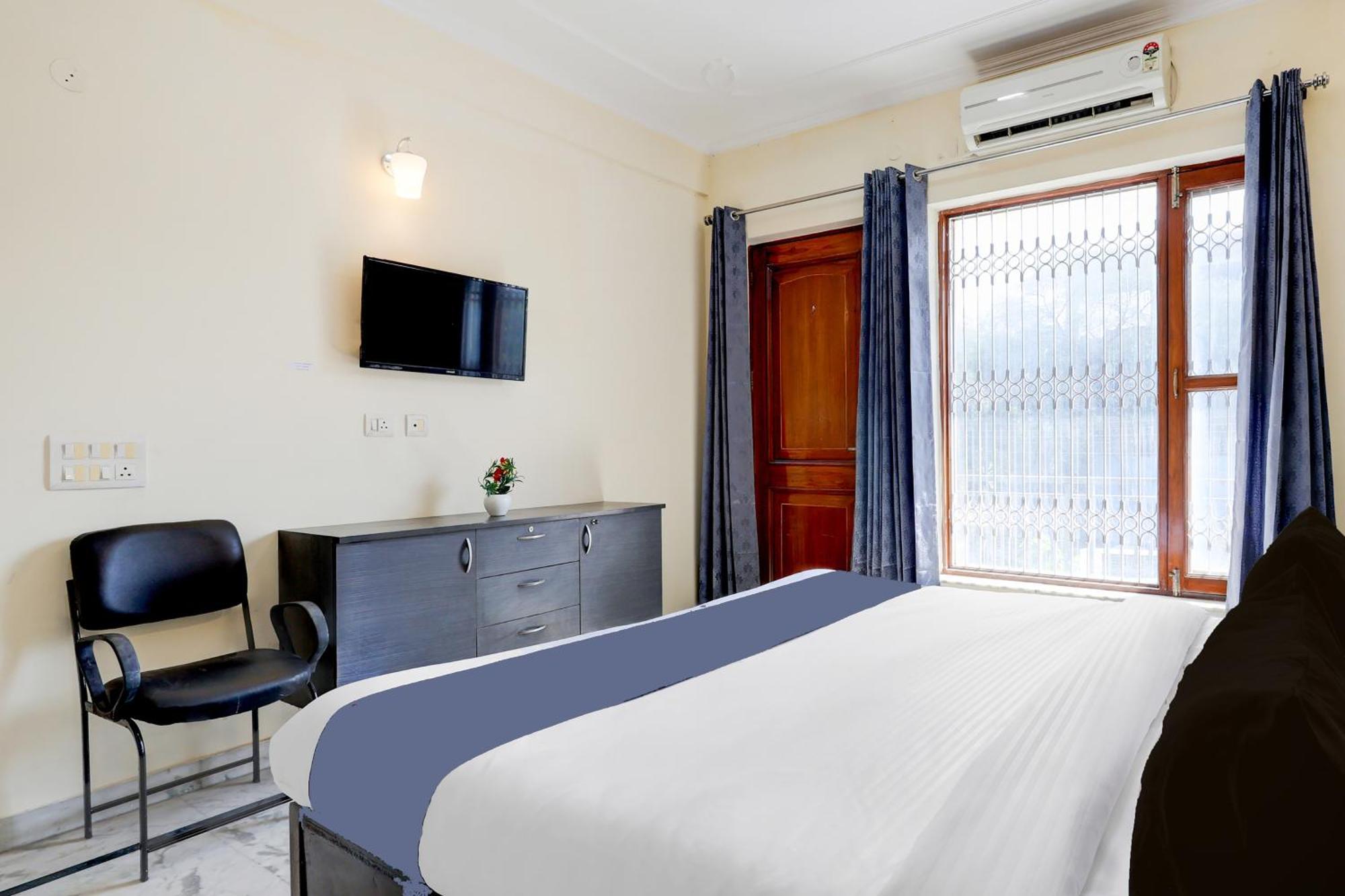 Tulip - 3bhk Golf Course Road, Near Hong Kong Market & Metro Mall Apartment