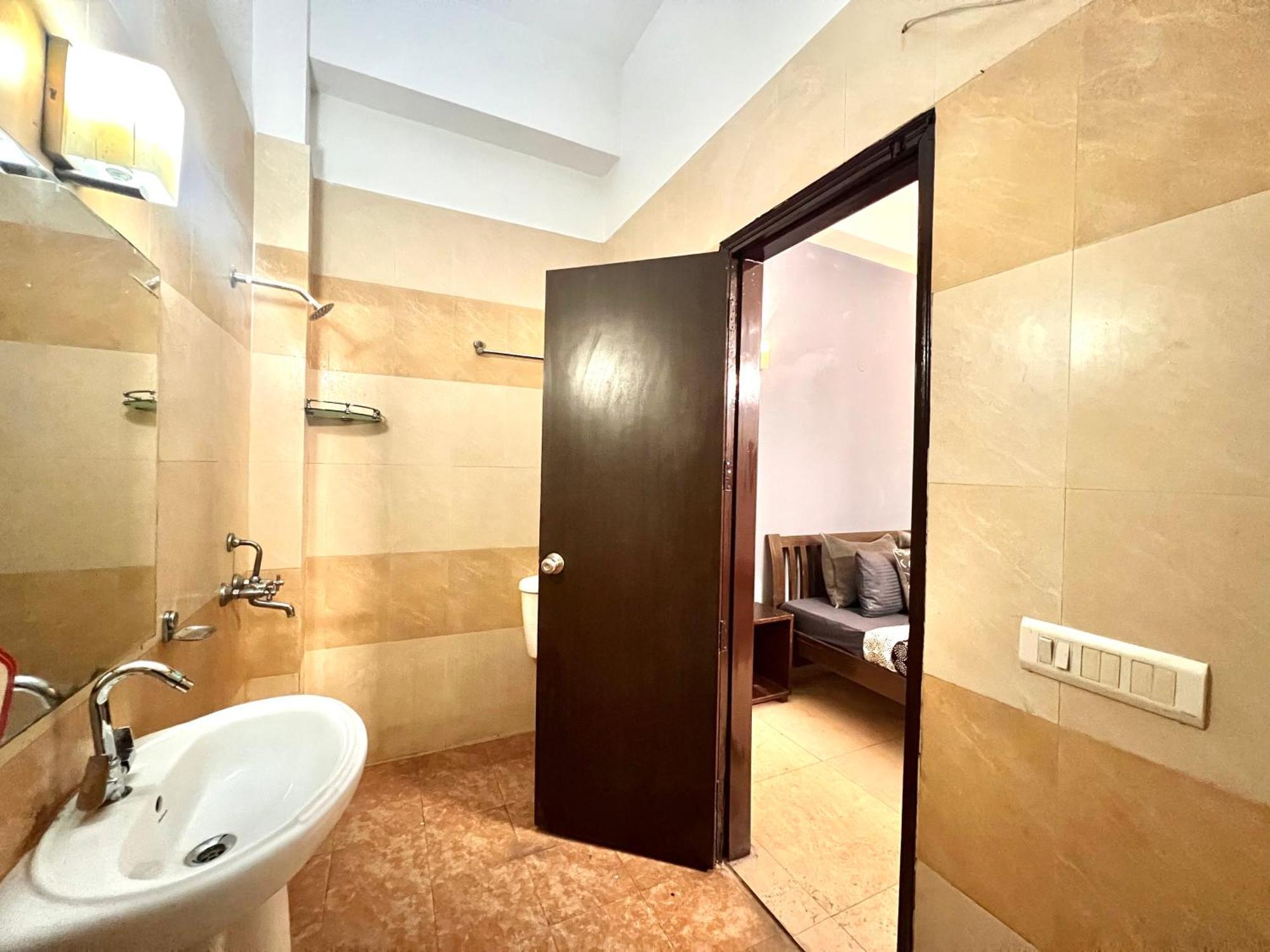 Cozy With Attach Washroom On Rajiv Chowk 3*