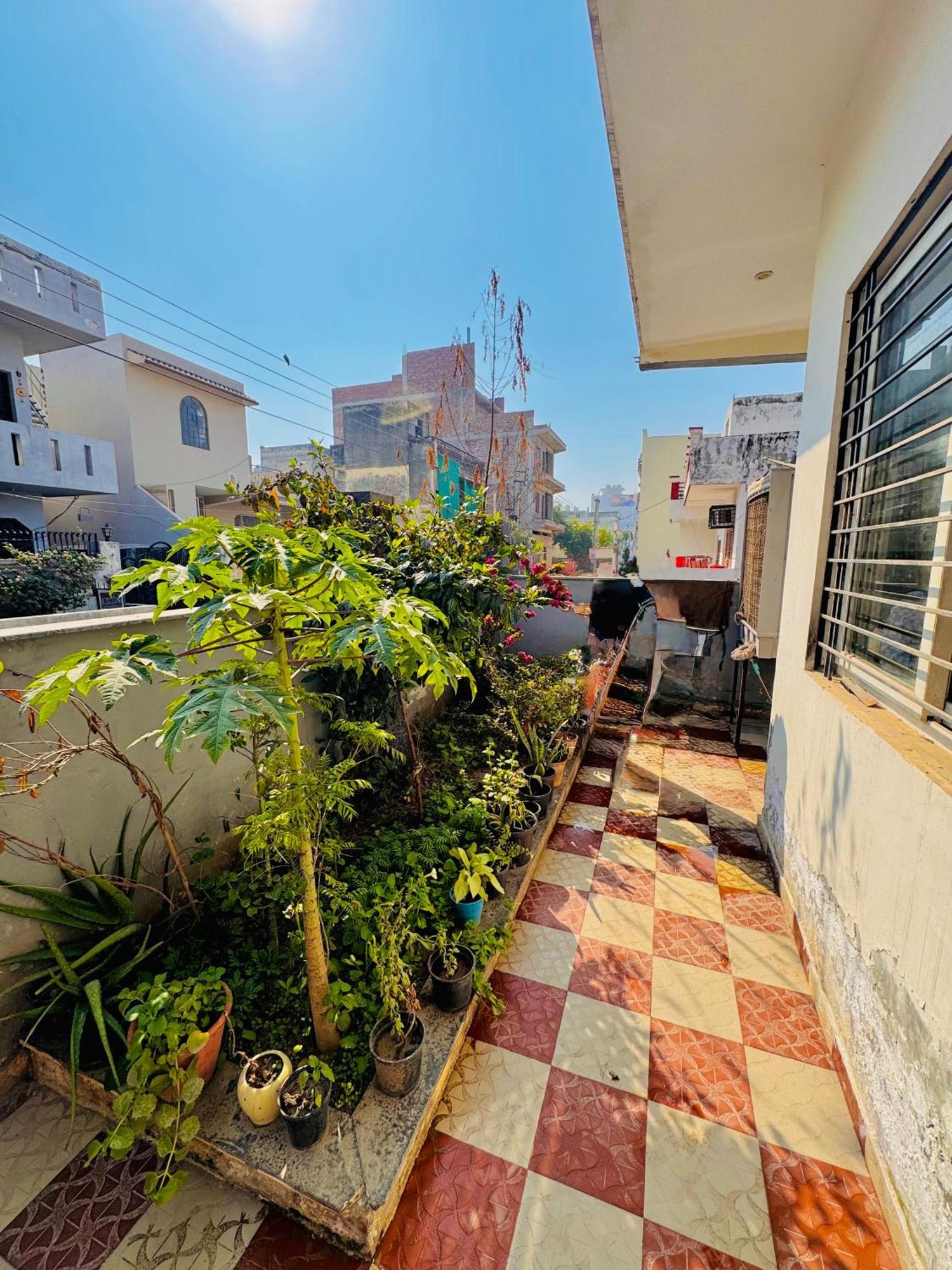 Homestay Spacious 3bhk On Dwarka Expressway *