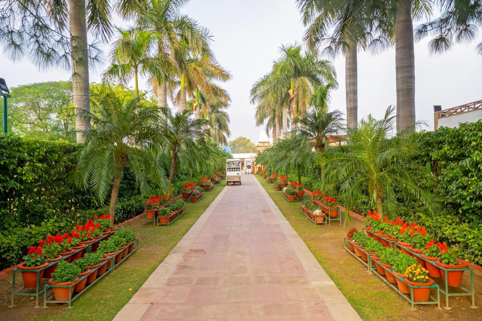 Aapno Ghar & Amusement Park Resort 3*