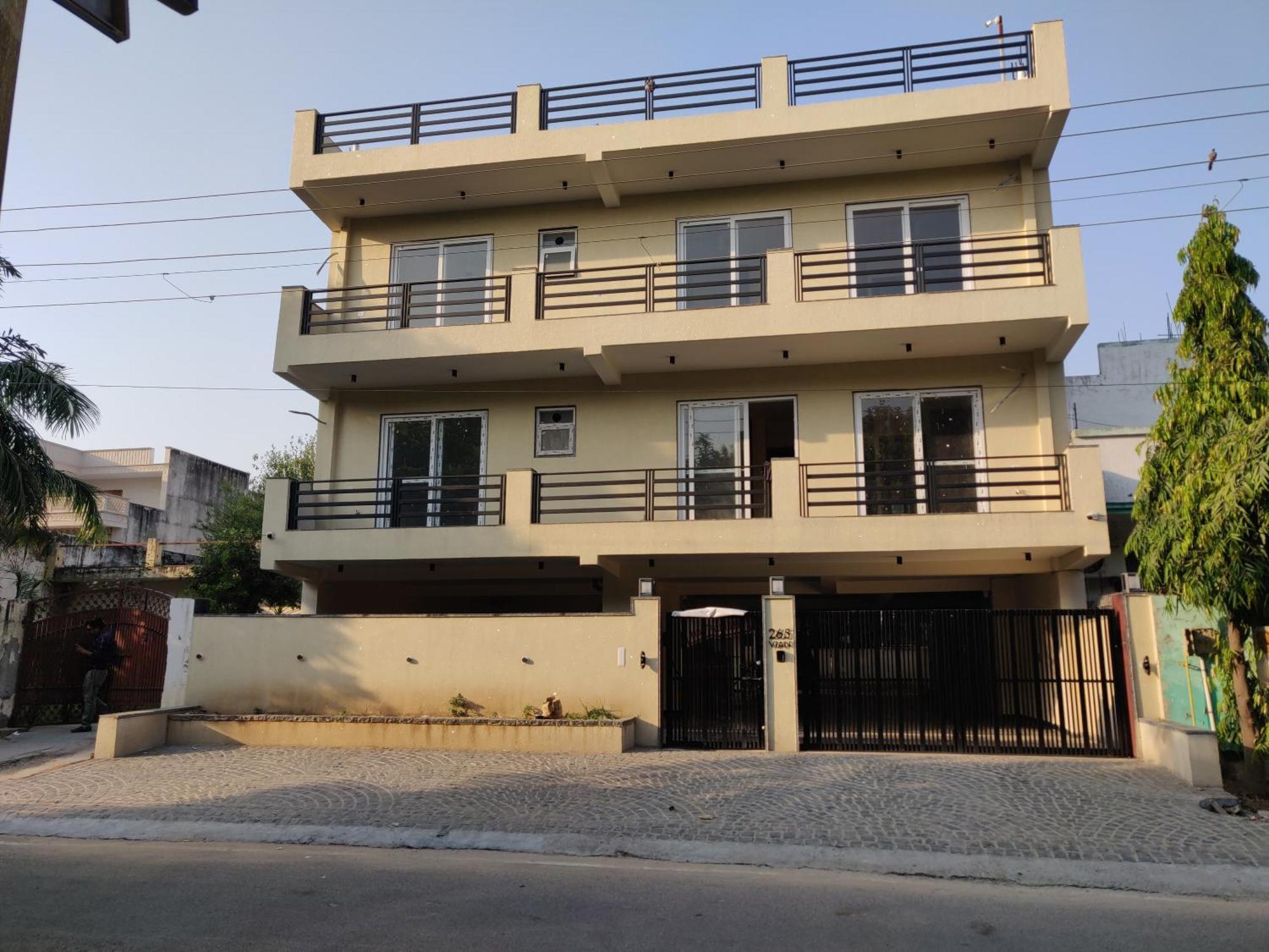 Apartment Calm Canopy 1bhk With Pvt Balcony & Kitchen *