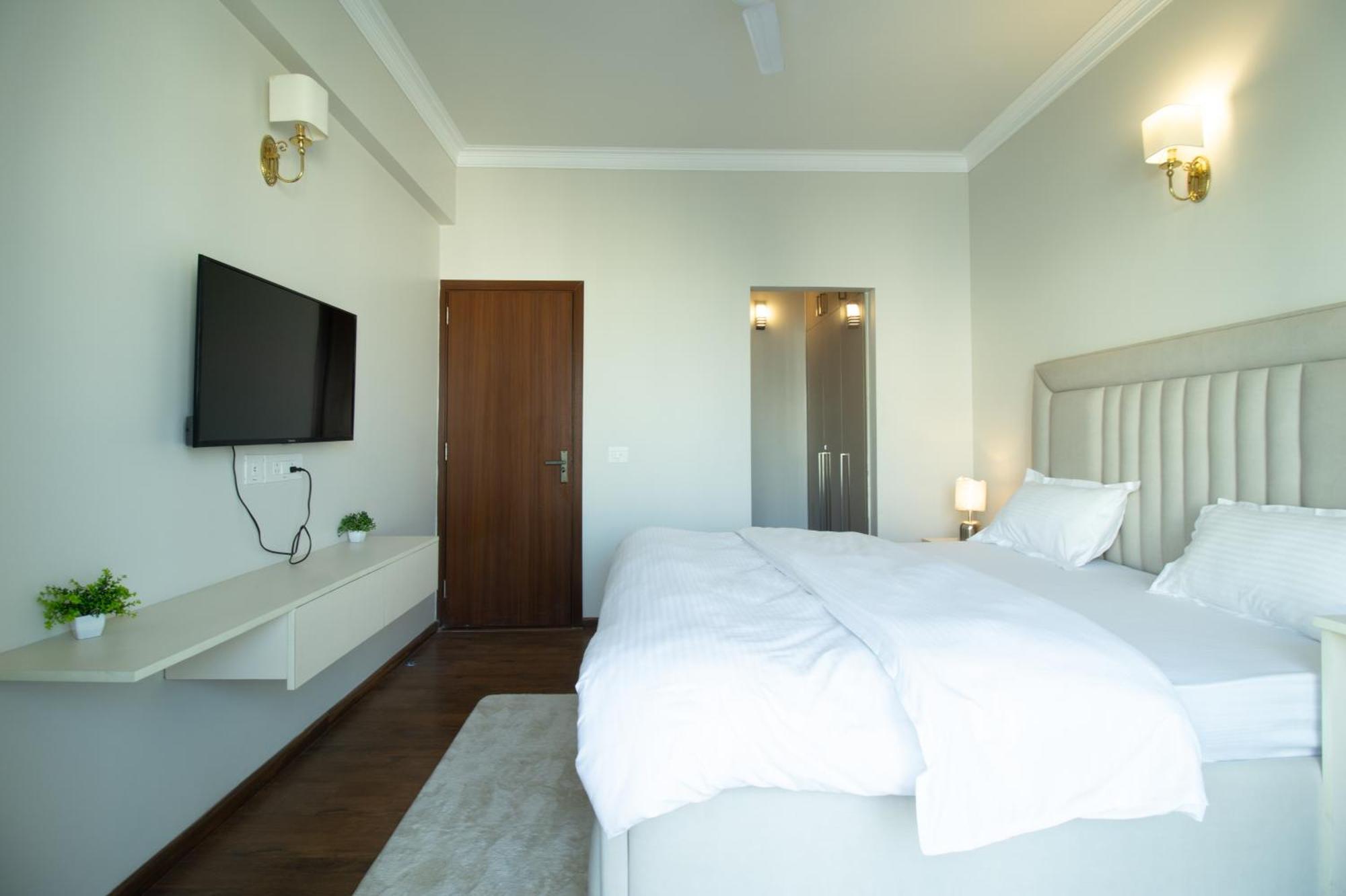 Posh 1br In Gurugram With Club Facilities