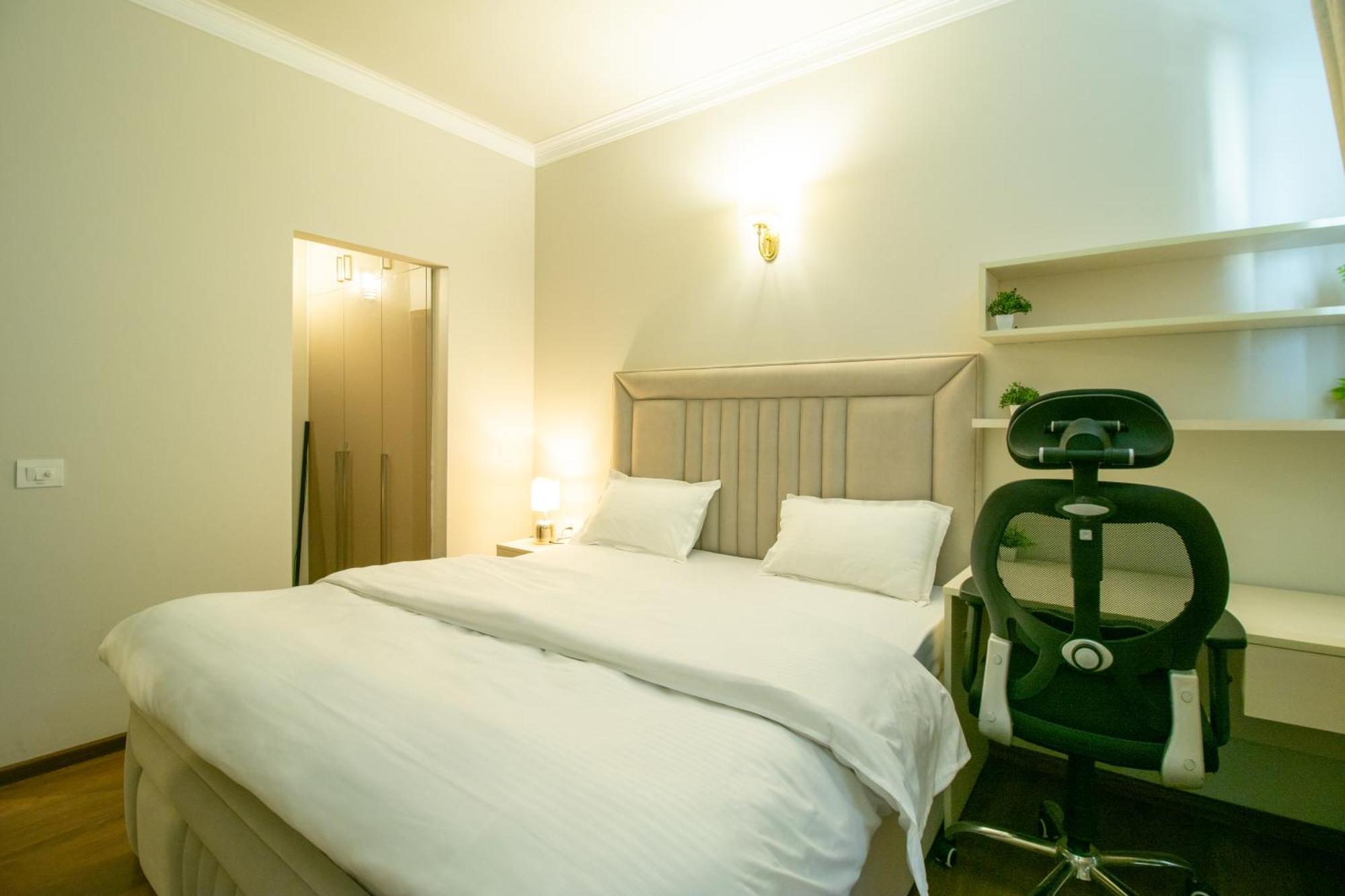 Apartment Posh 1br In Gurugram With Club Facilities
