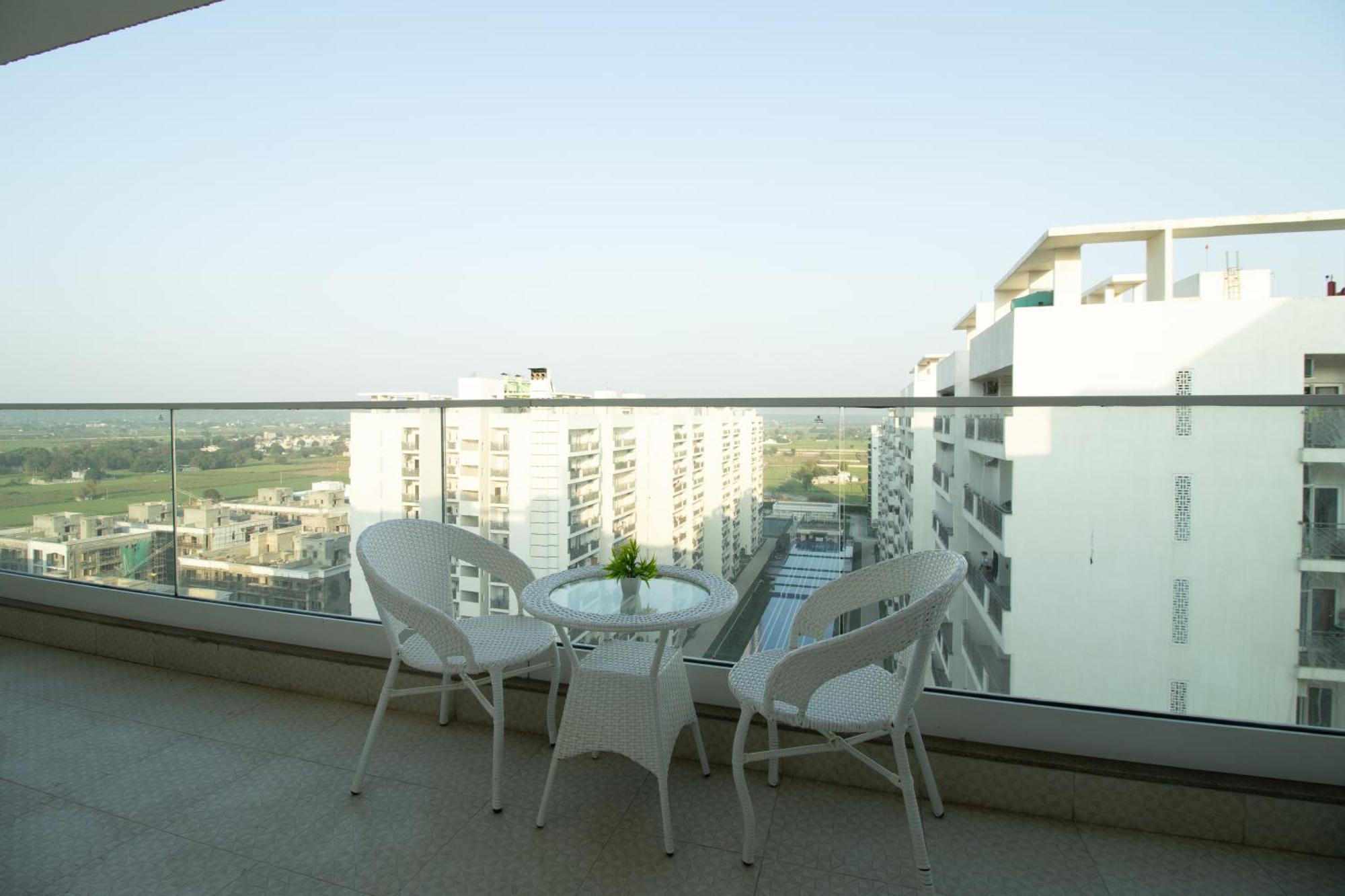 Posh 1br In Gurugram With Club Facilities *